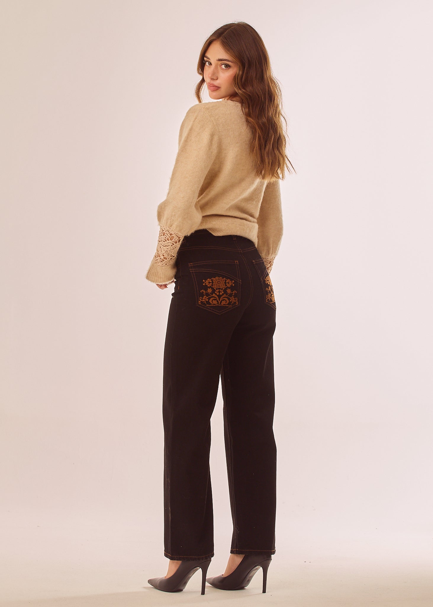 Jeans con impunture a contrasto