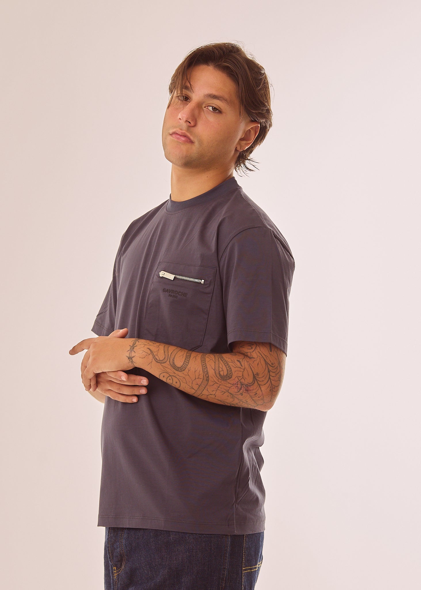 T-shirt con tasca logata