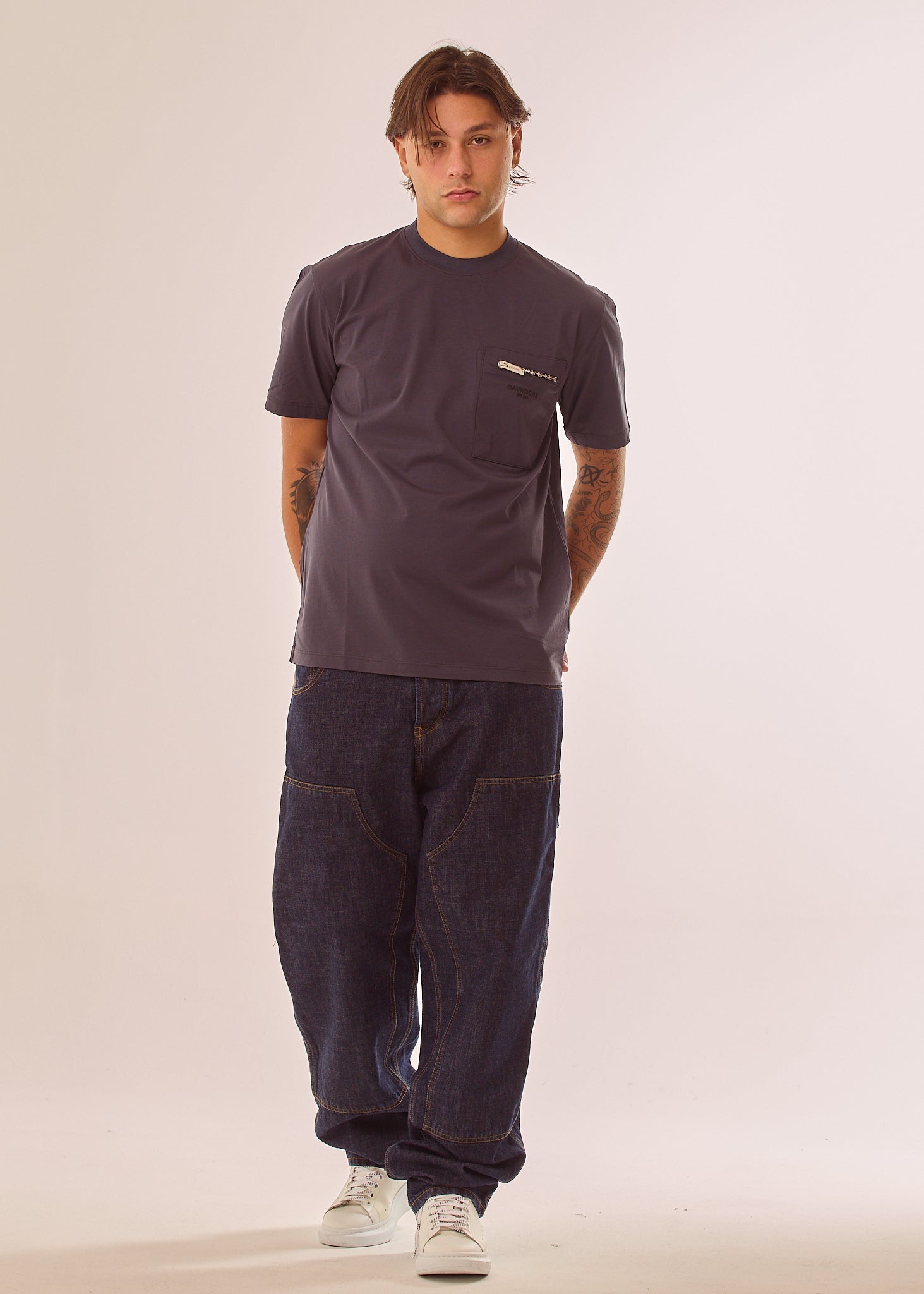T-shirt con tasca logata