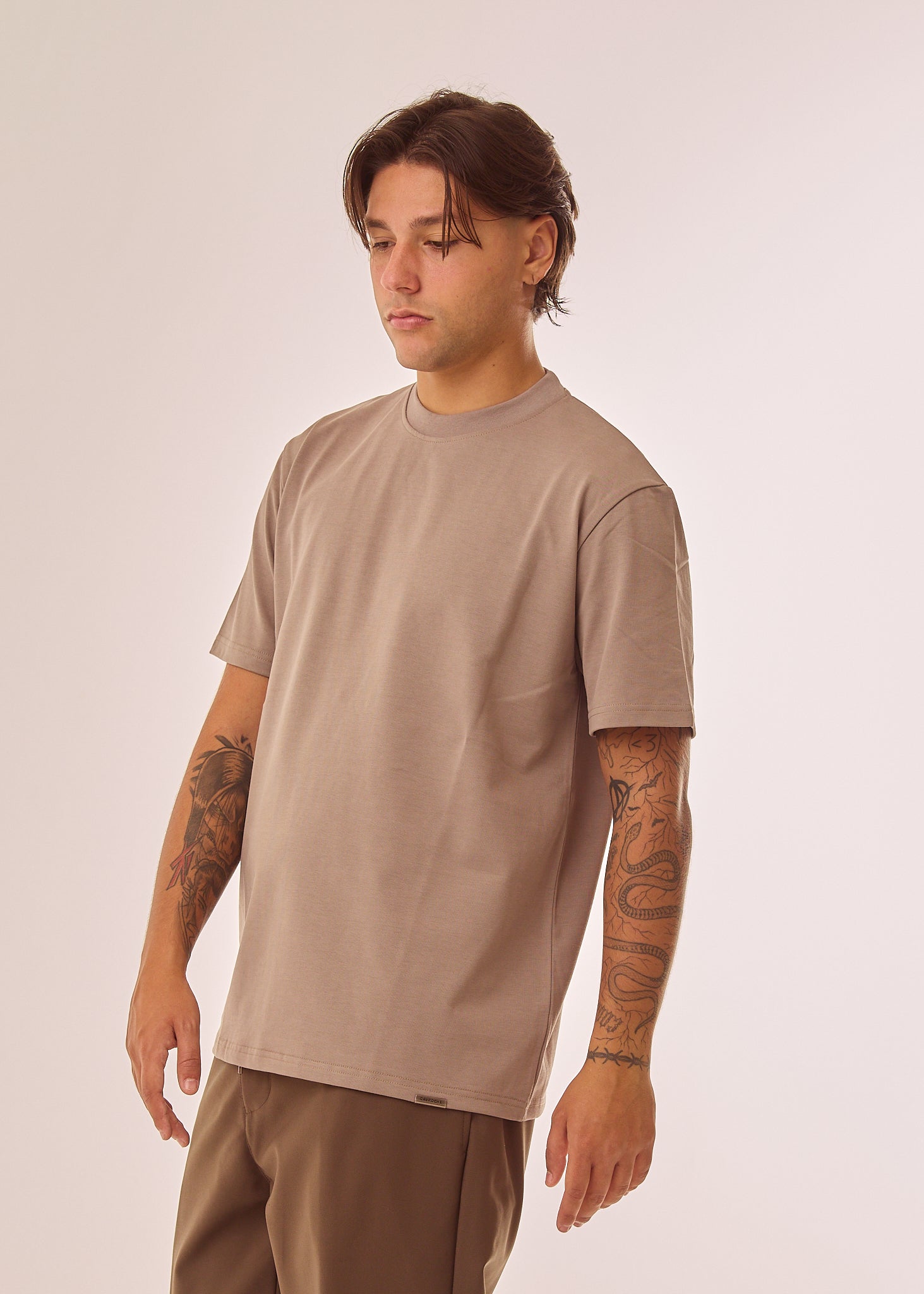 T-shirt con placca logata su fondo