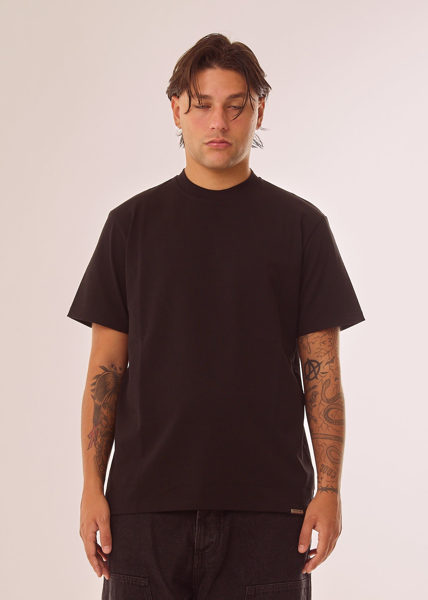 T-shirt con placca logata su fondo