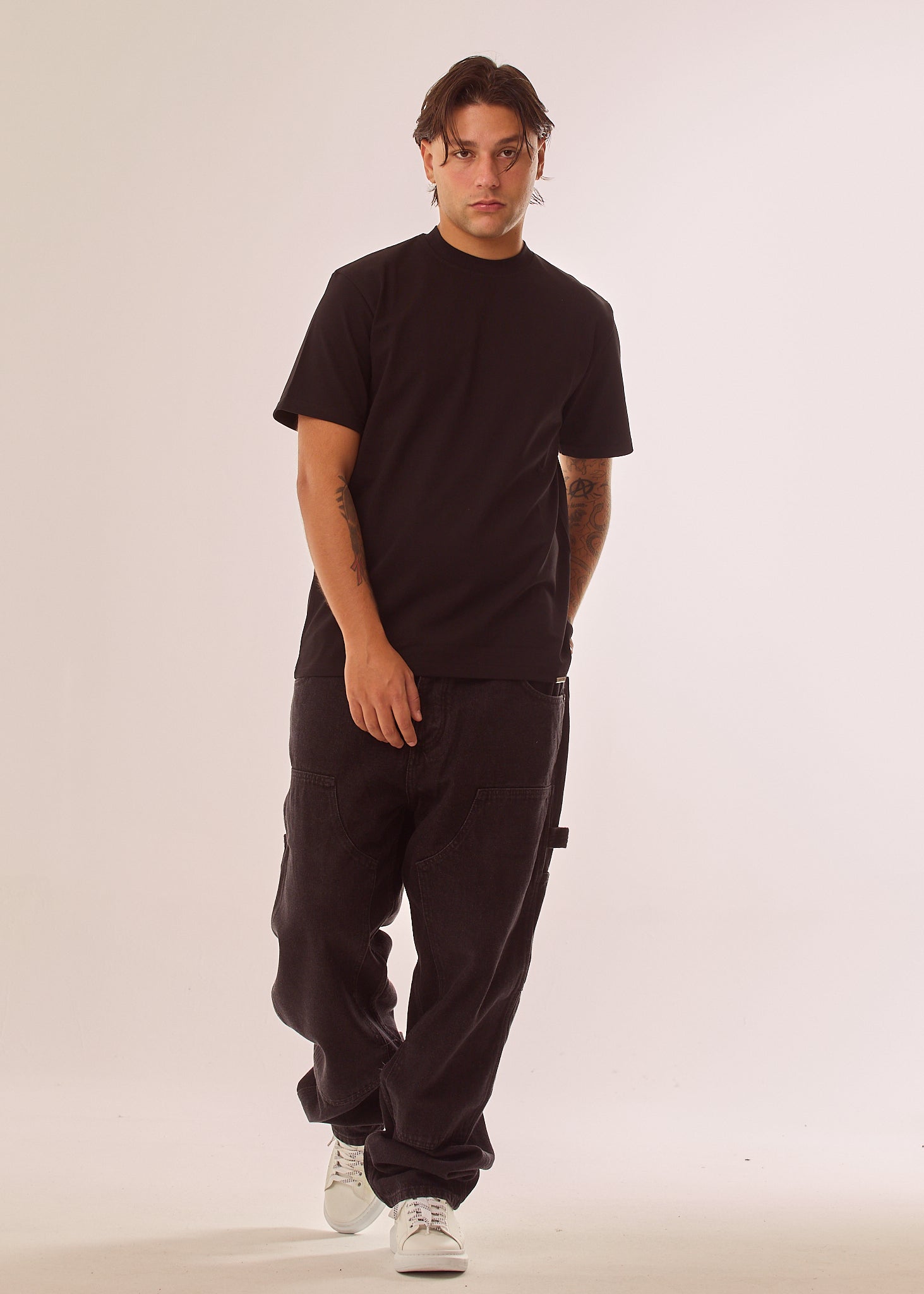 T-shirt con placca logata su fondo