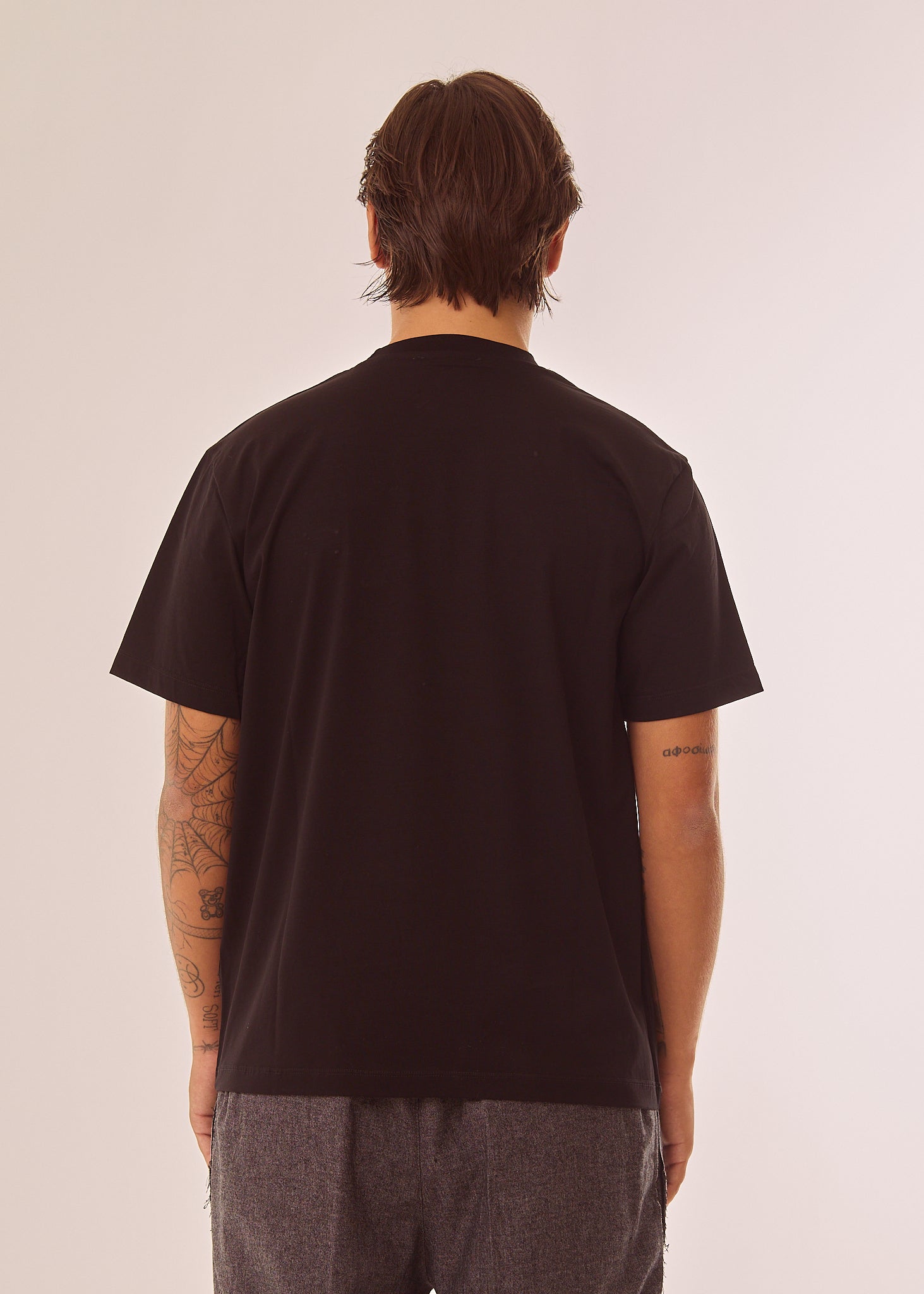 T-shirt con placca logata