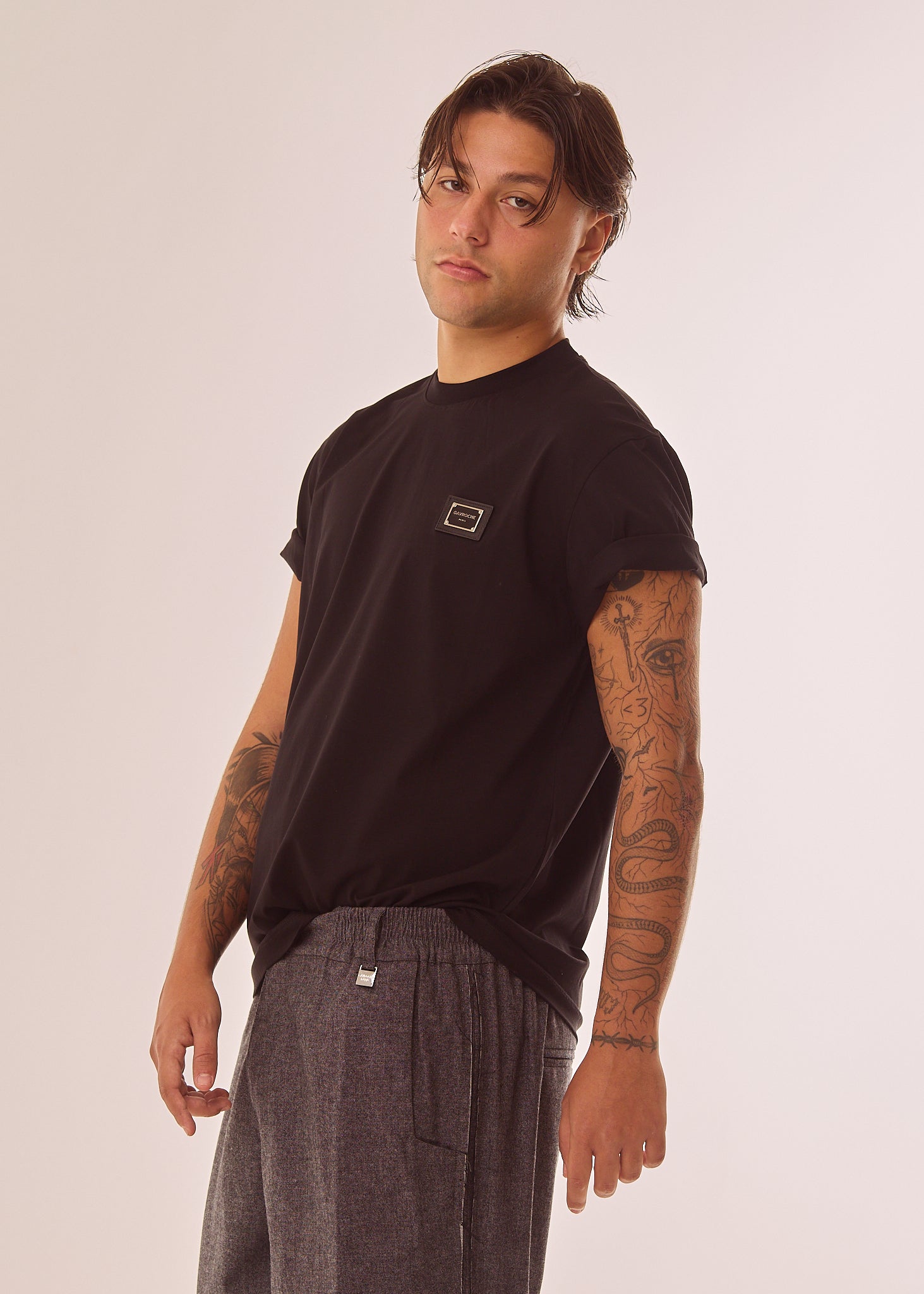 T-shirt con placca logata