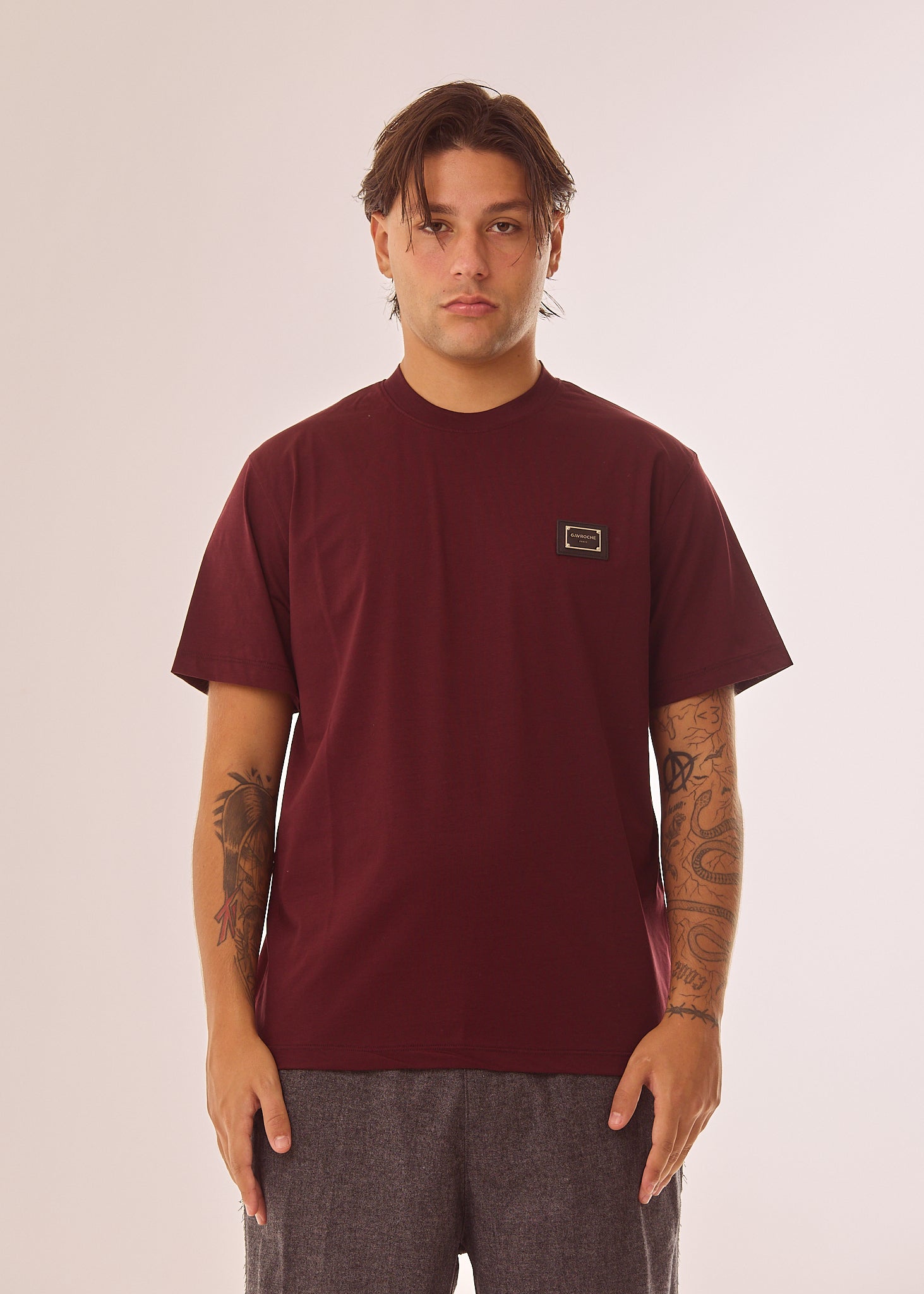 T-shirt con placca logata