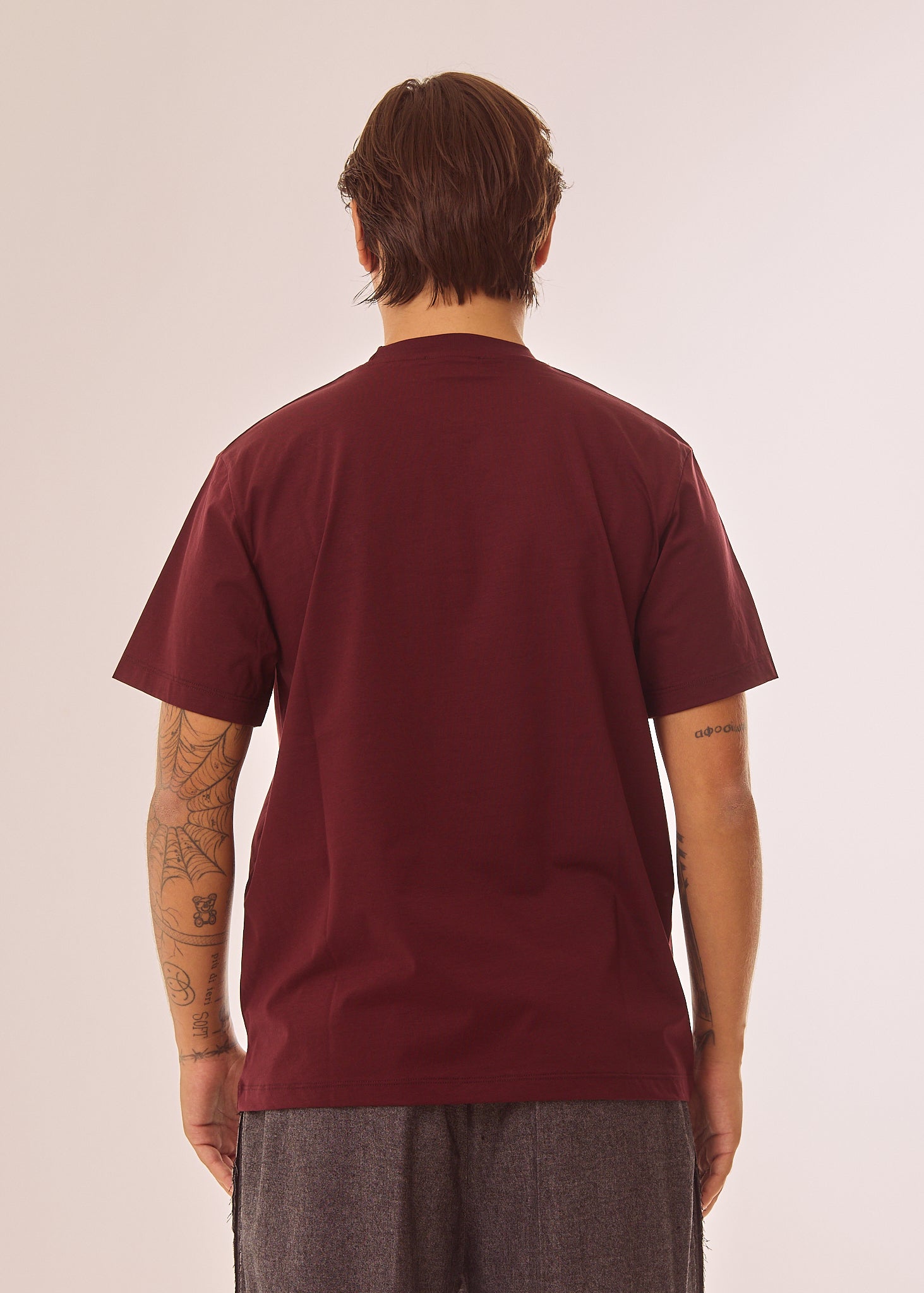 T-shirt con placca logata