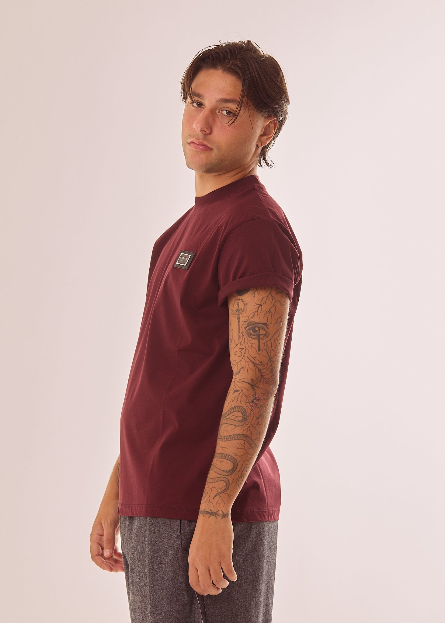 T-shirt con placca logata