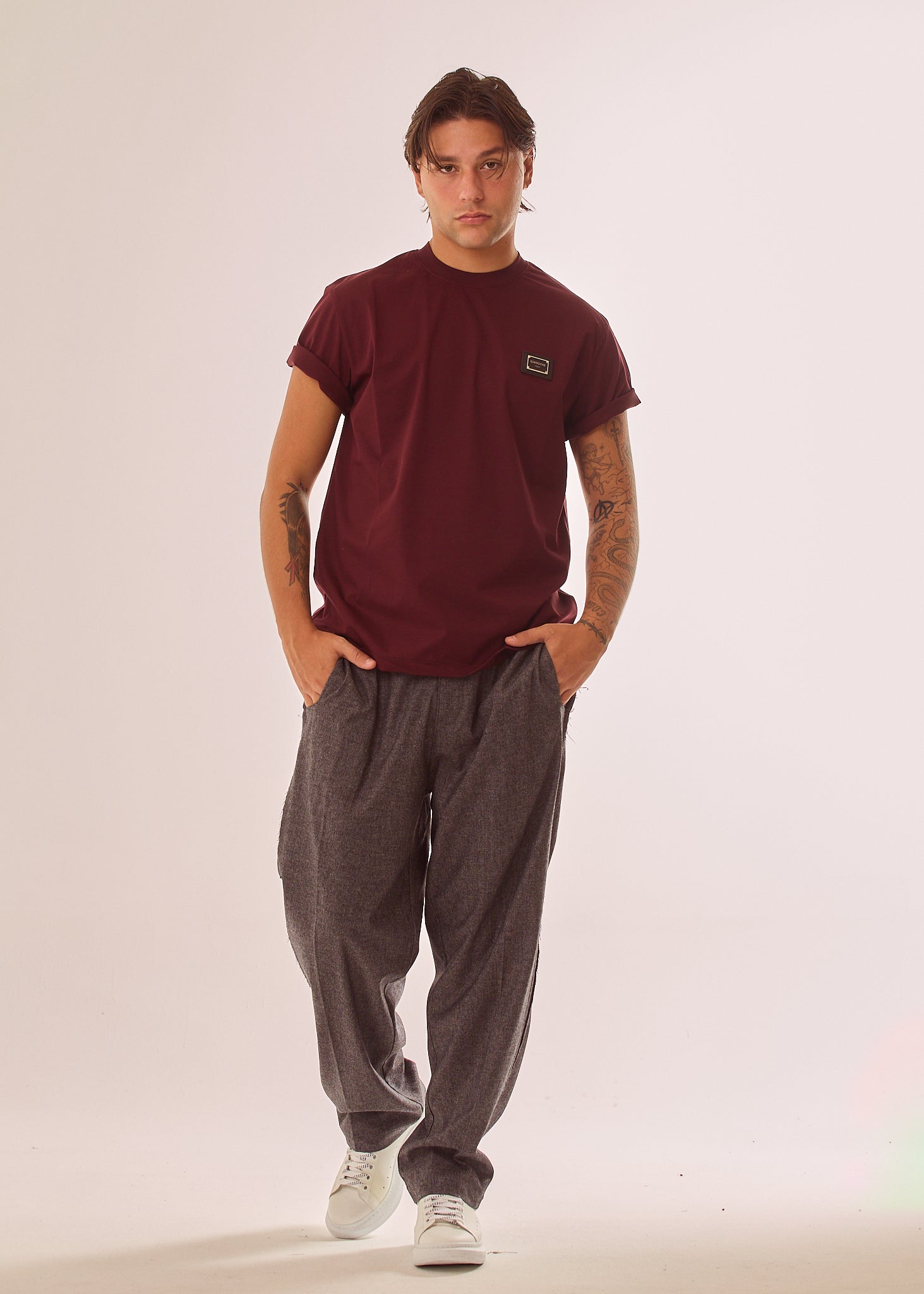 T-shirt con placca logata