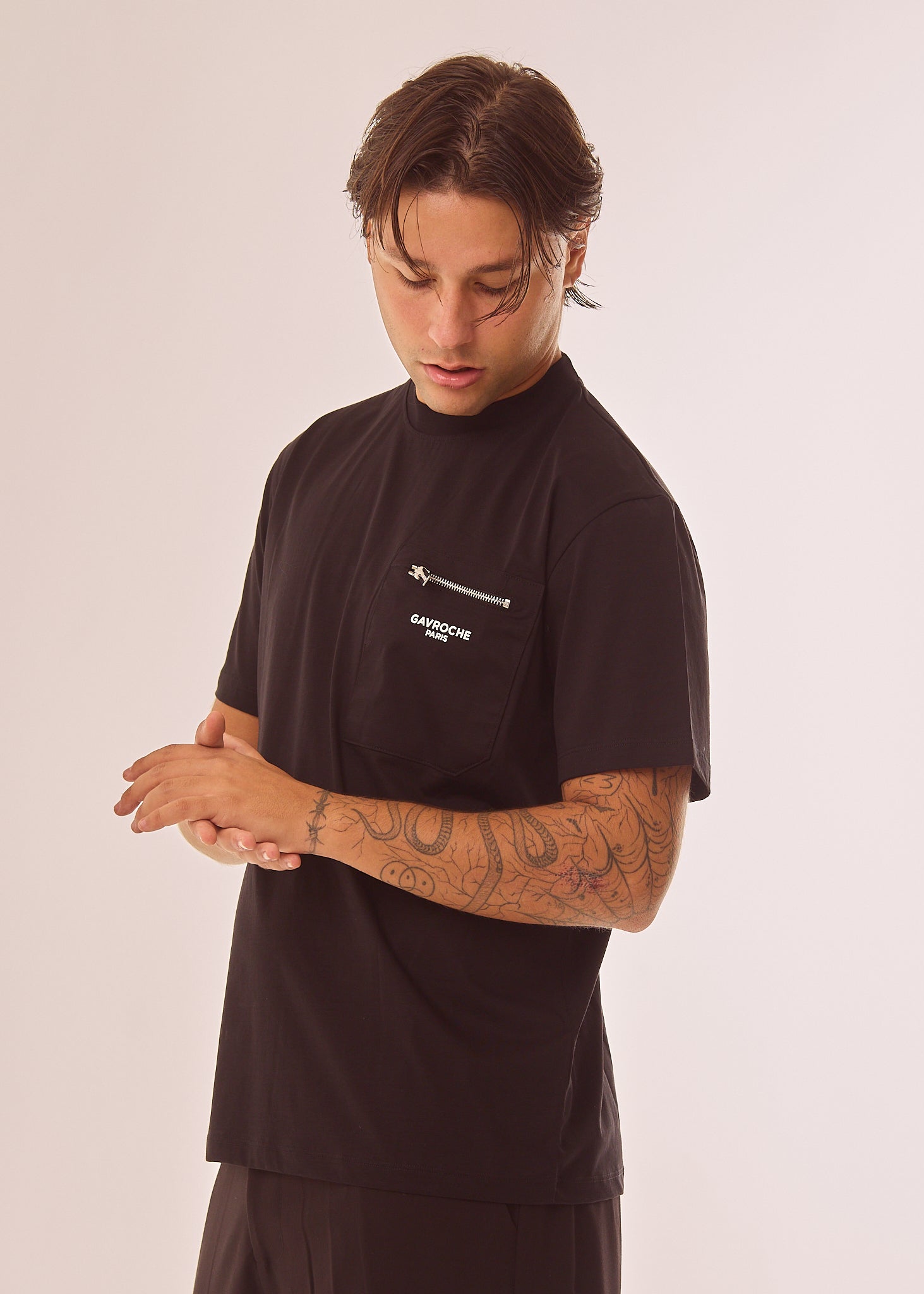 T-shirt con tasca logata
