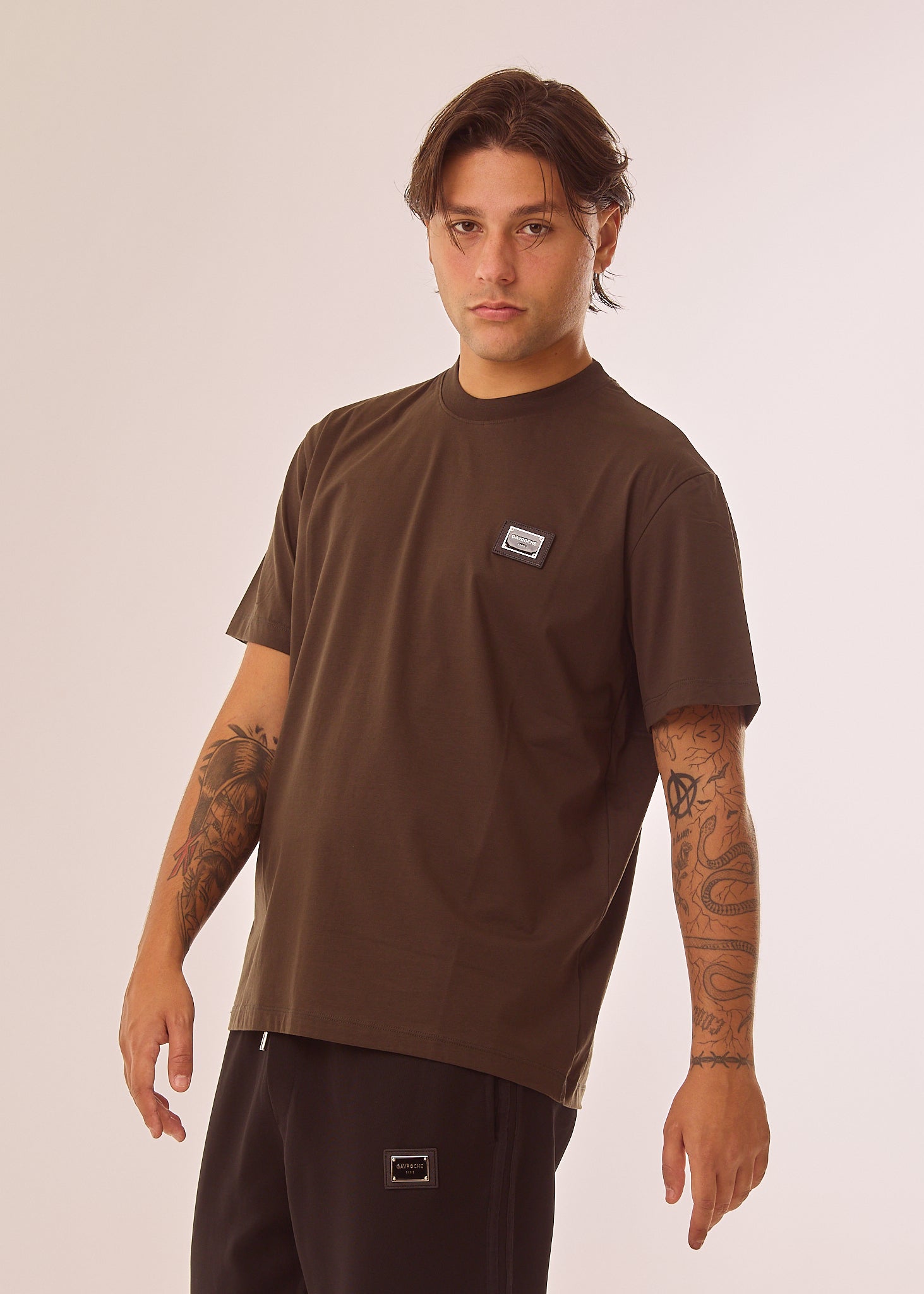 T-shirt con placca logata