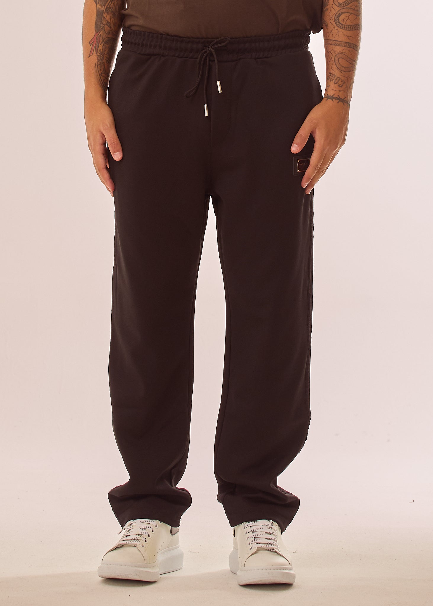 Pantalone con placca logata