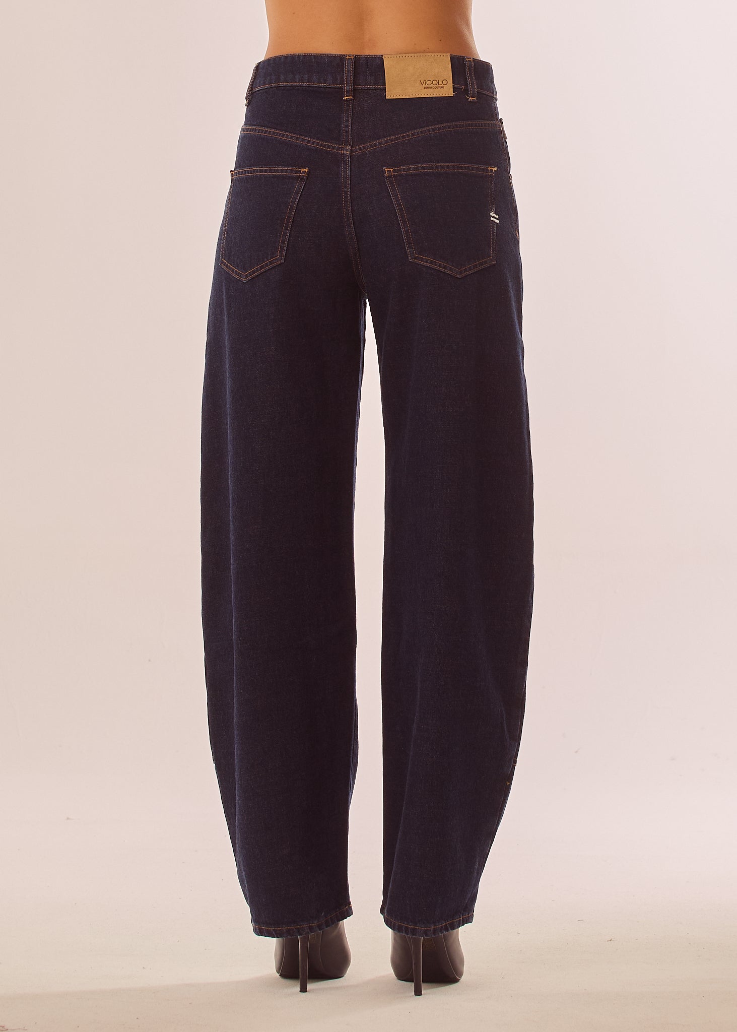 Jeans baggy con impunture a contrasto