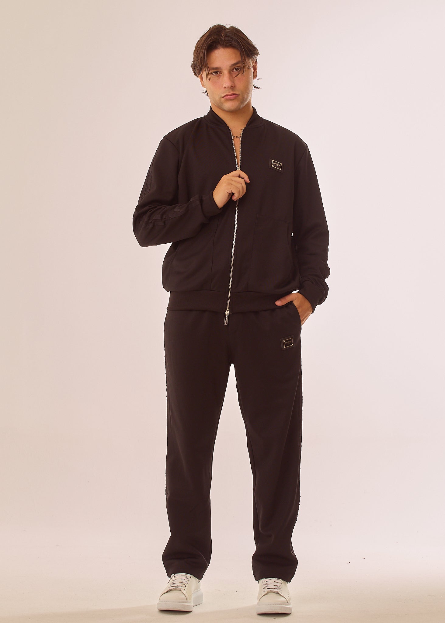 Pantalone con placca logata