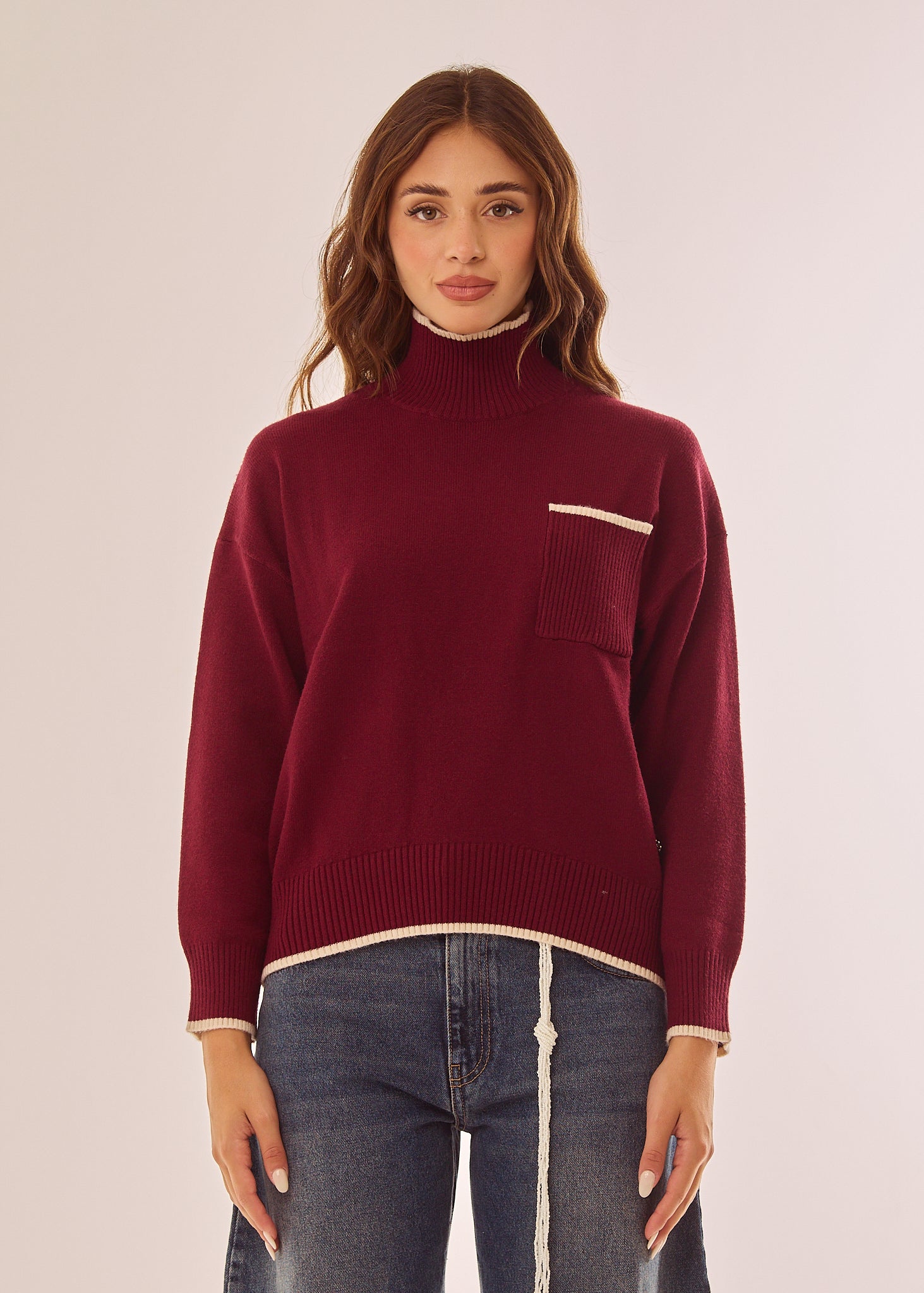 Maglia dolcevita con bordo a contrasto