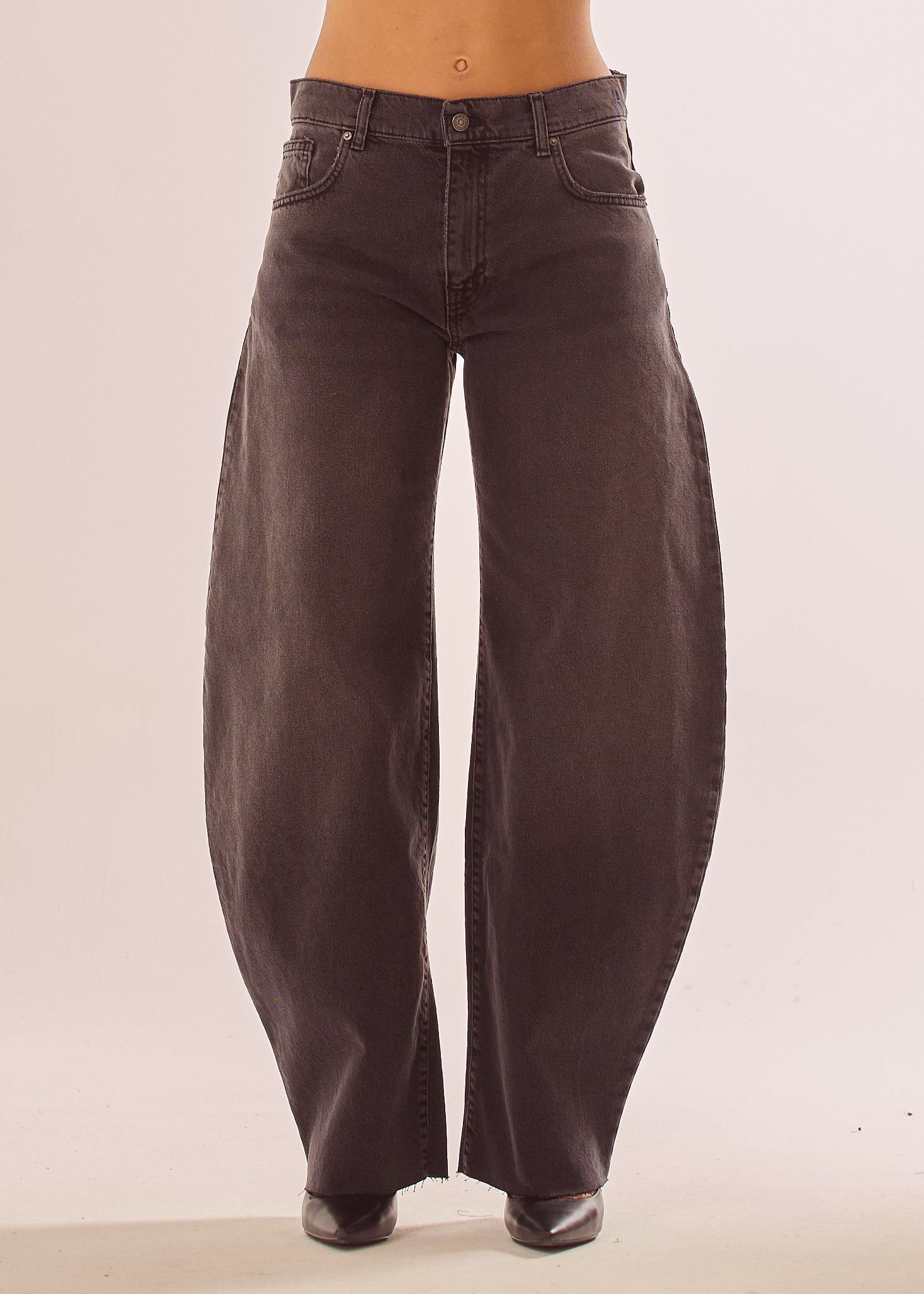 Jeans balloon con fondo a taglio vivo