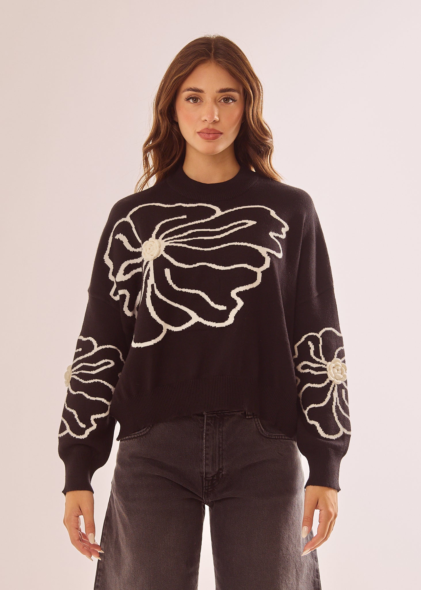 Maglia girocollo con disegni floreali