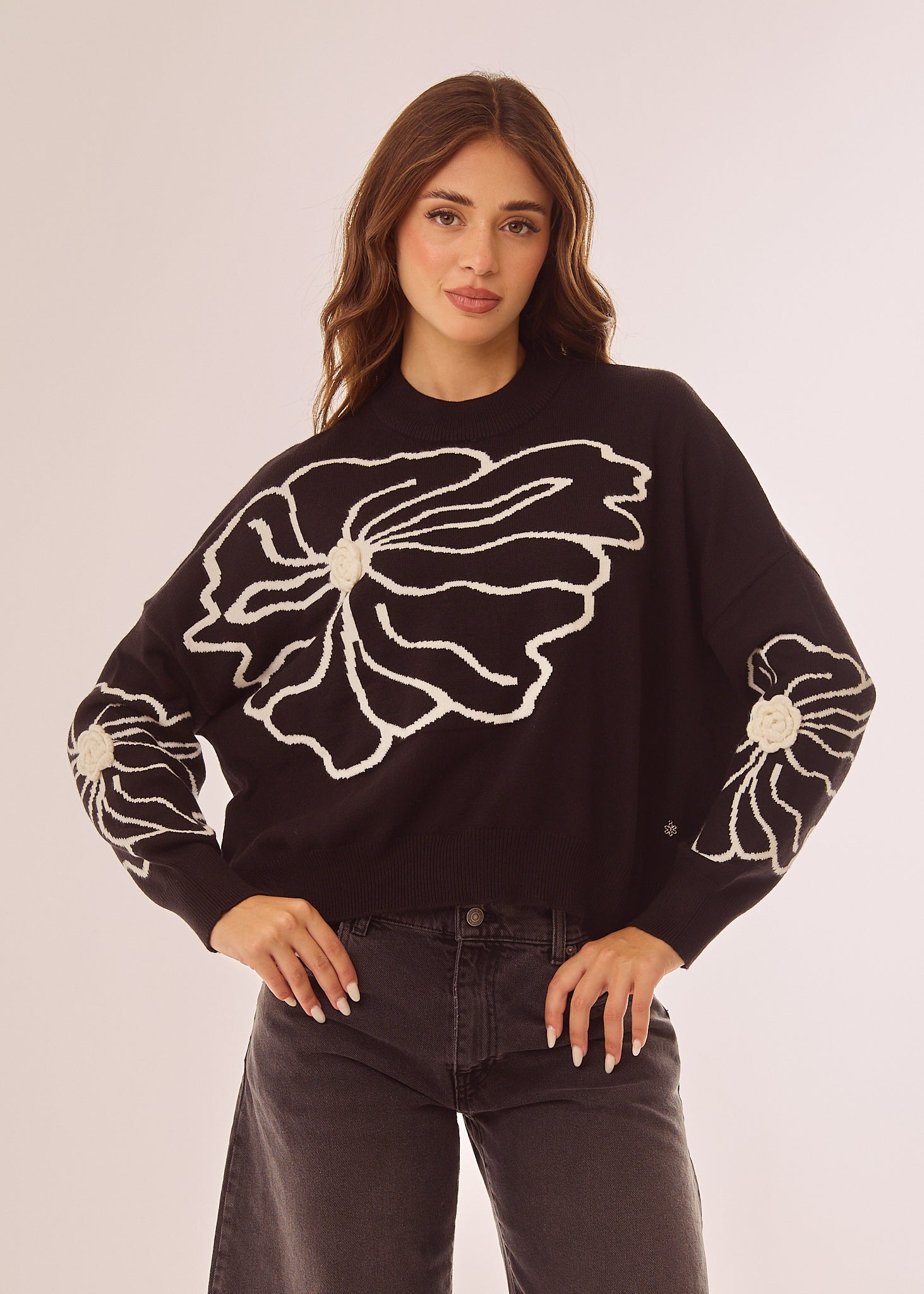 Maglia girocollo con disegni floreali