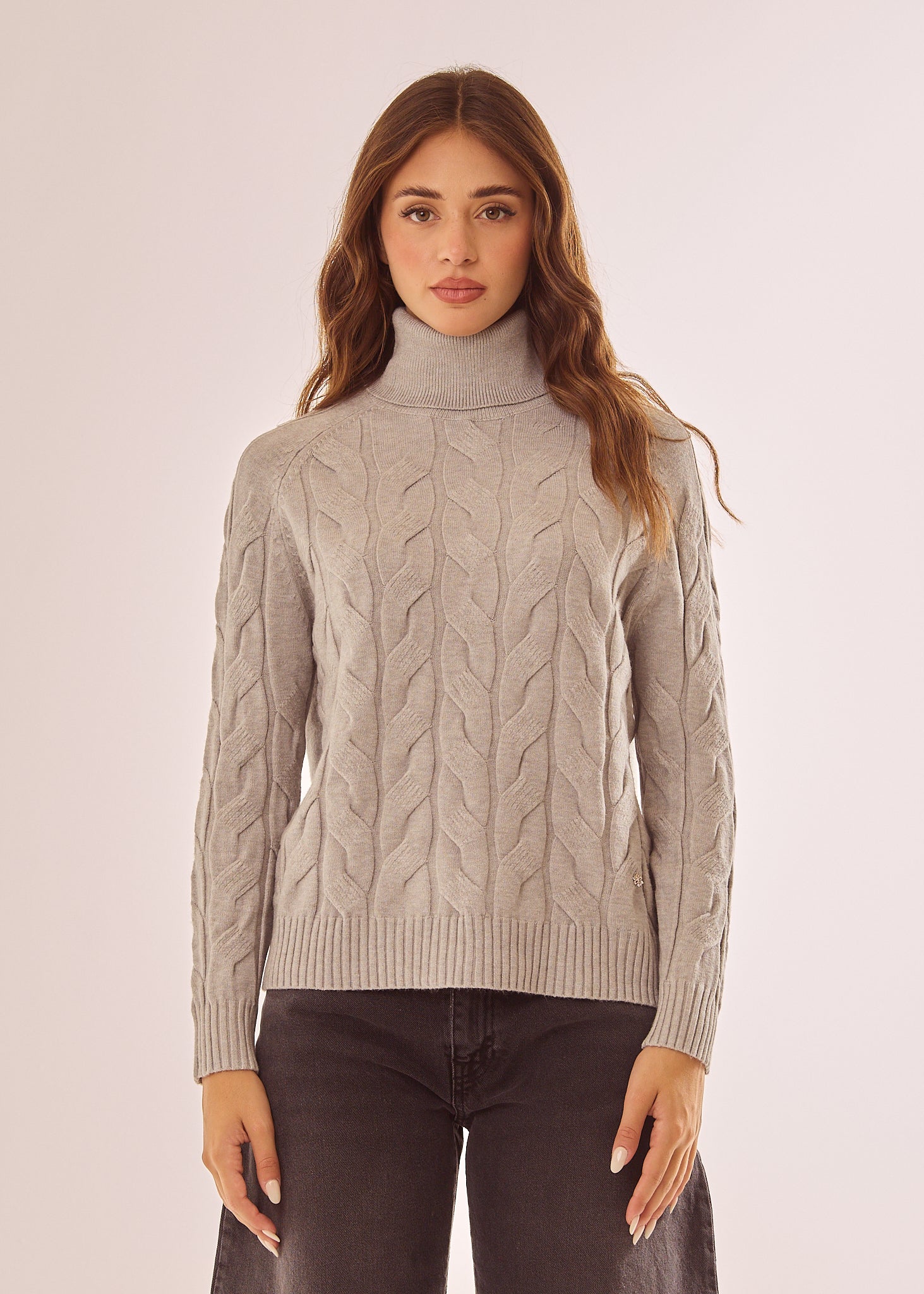 Maglia dolcevita con lavorazione a trecce