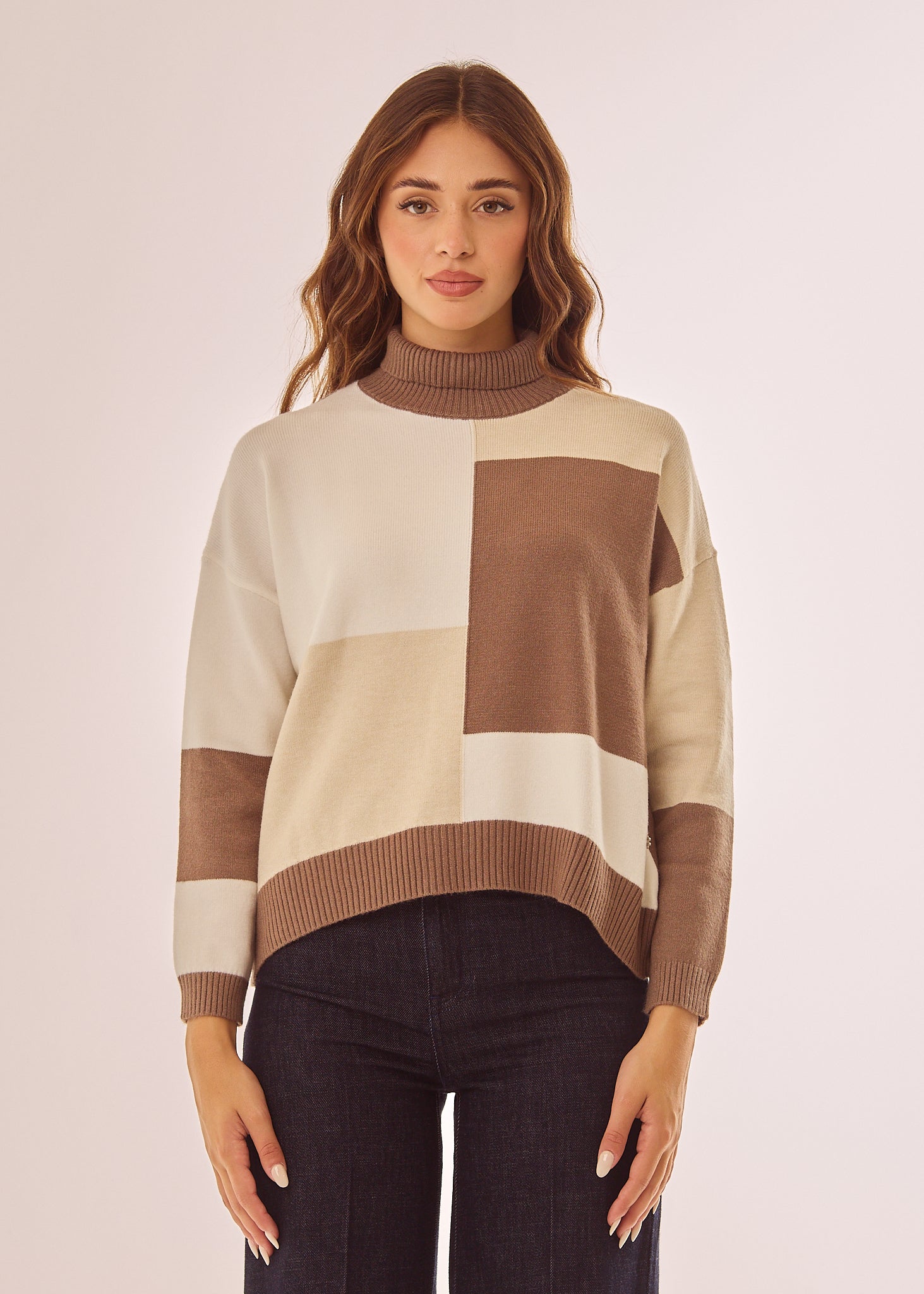 Maglia dolcevita con motivo quadrato