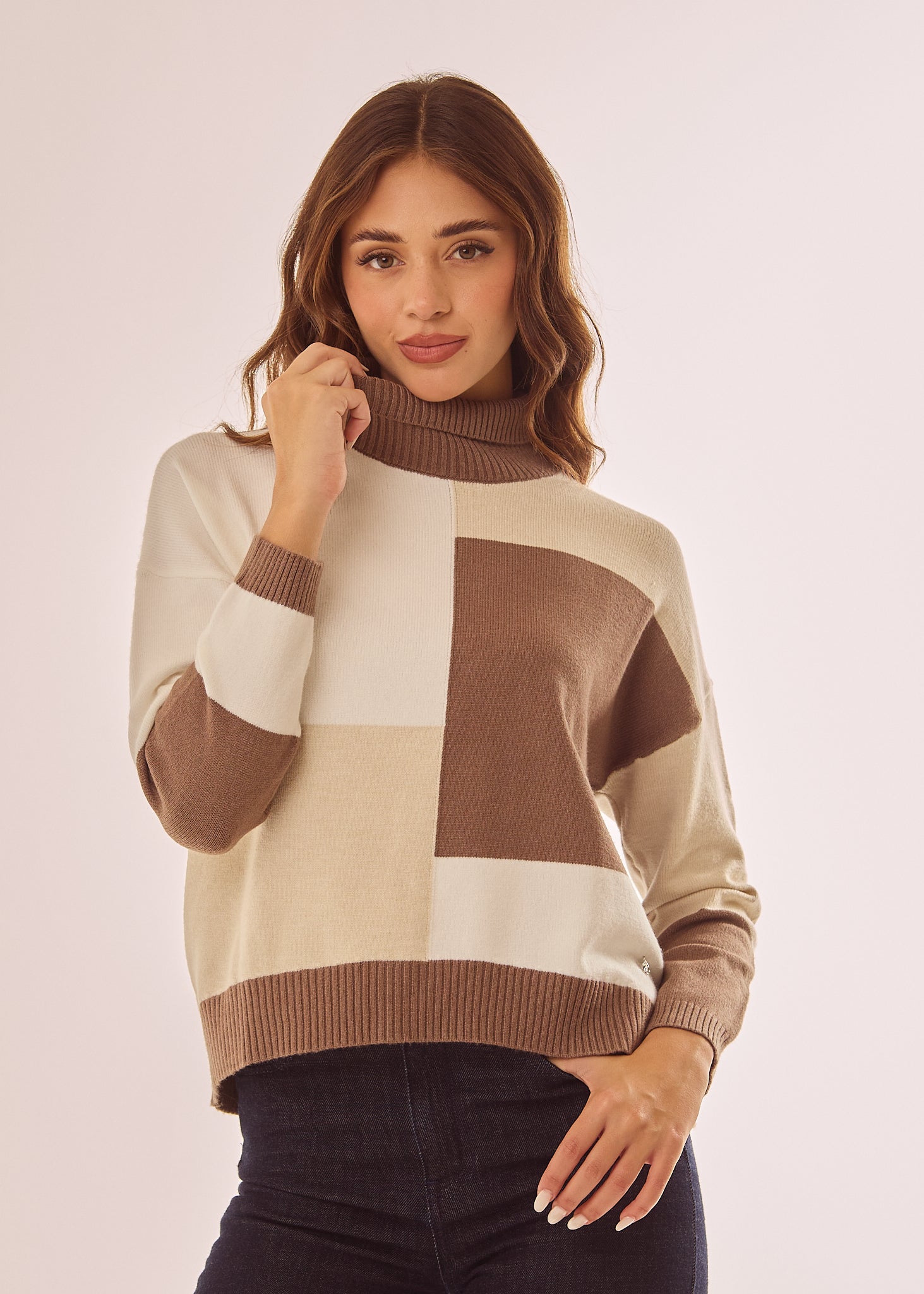 Maglia dolcevita con motivo quadrato