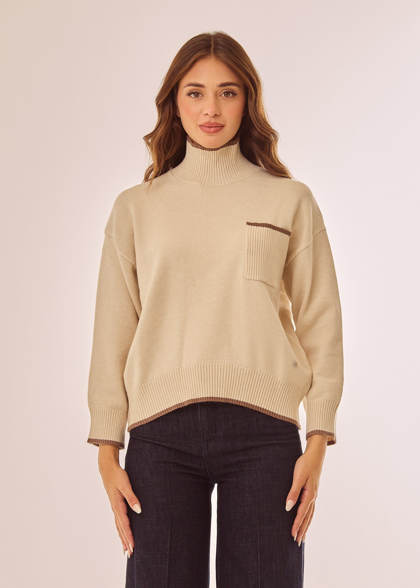 Maglia dolcevita con bordo a contrasto