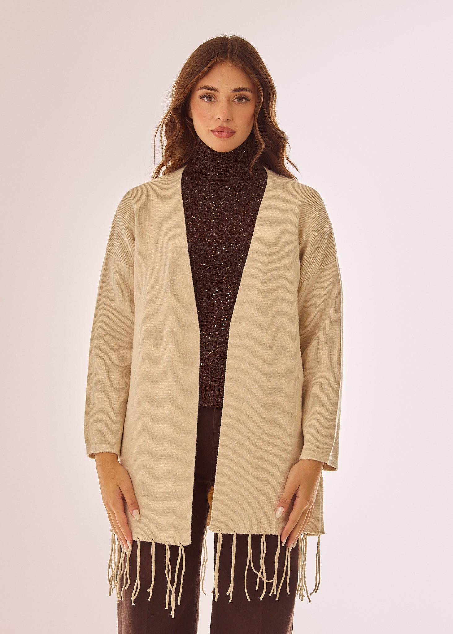 Cardigan con frange su fondo