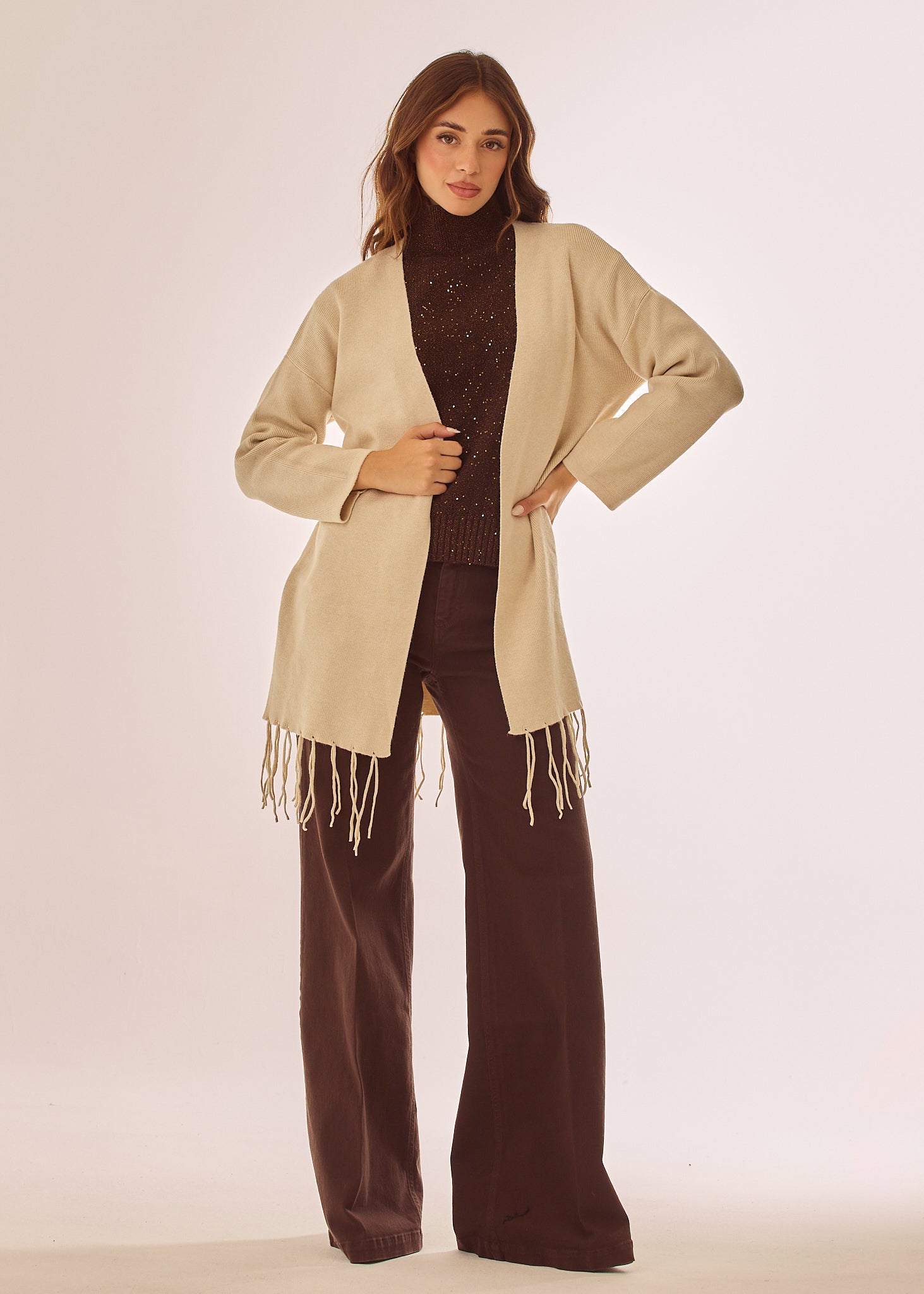 Cardigan con frange su fondo