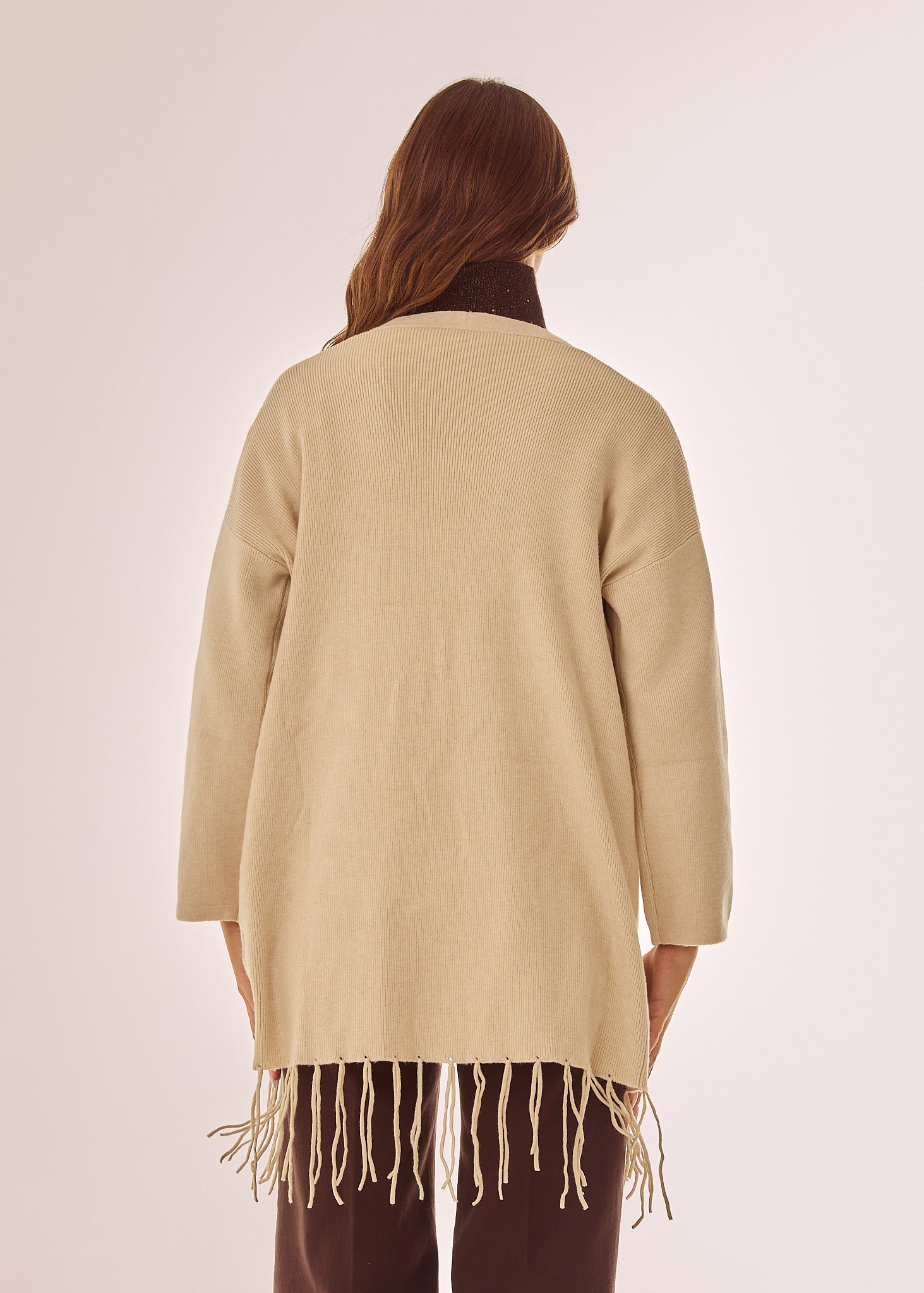 Cardigan con frange su fondo