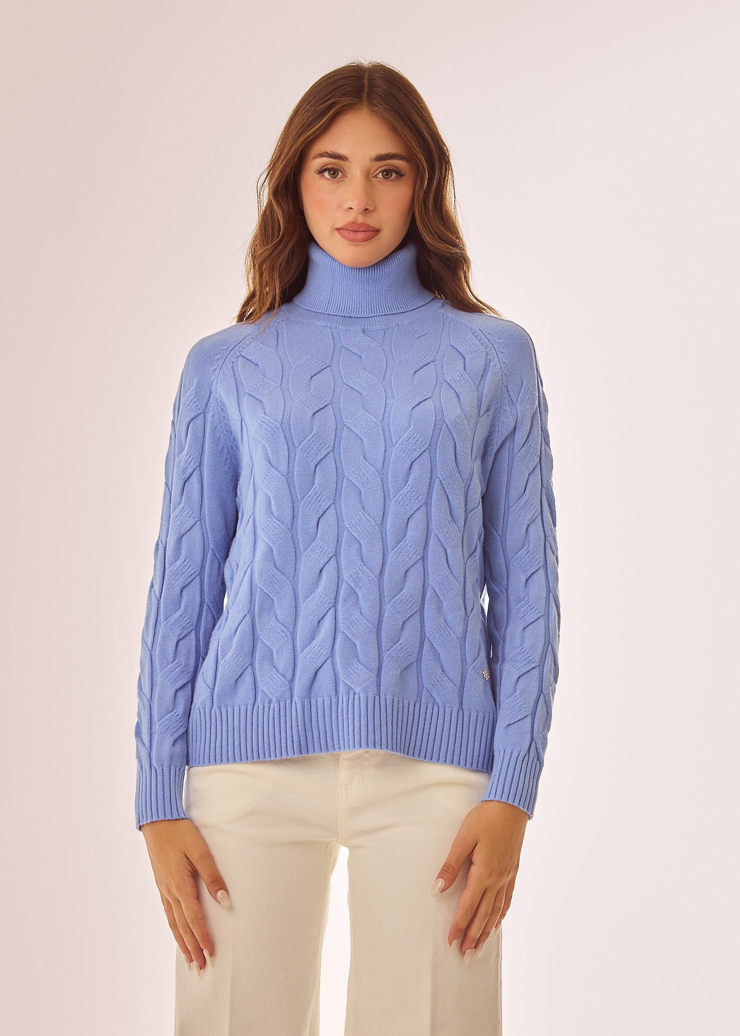 Maglia dolcevita con lavorazione a trecce