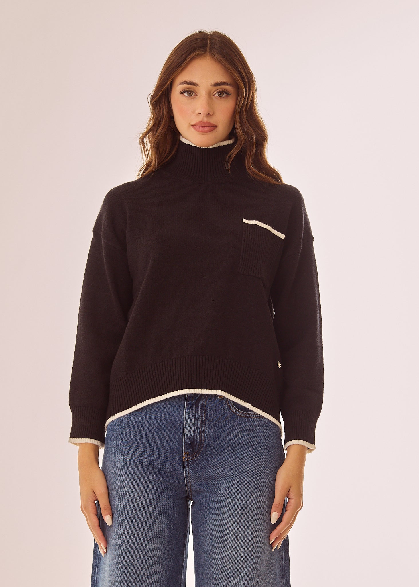 Maglia dolcevita con bordo a contrasto