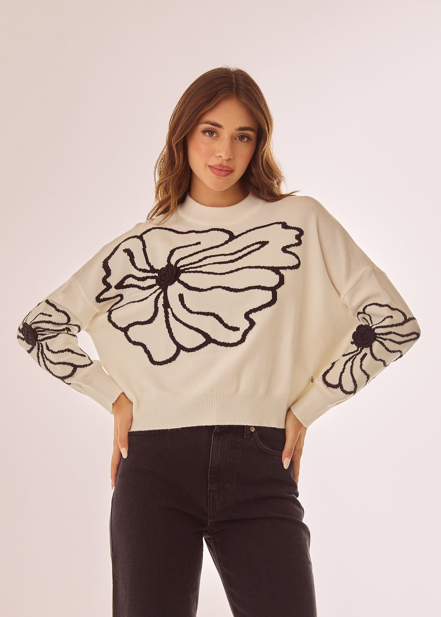 Maglia girocollo con disegni floreali