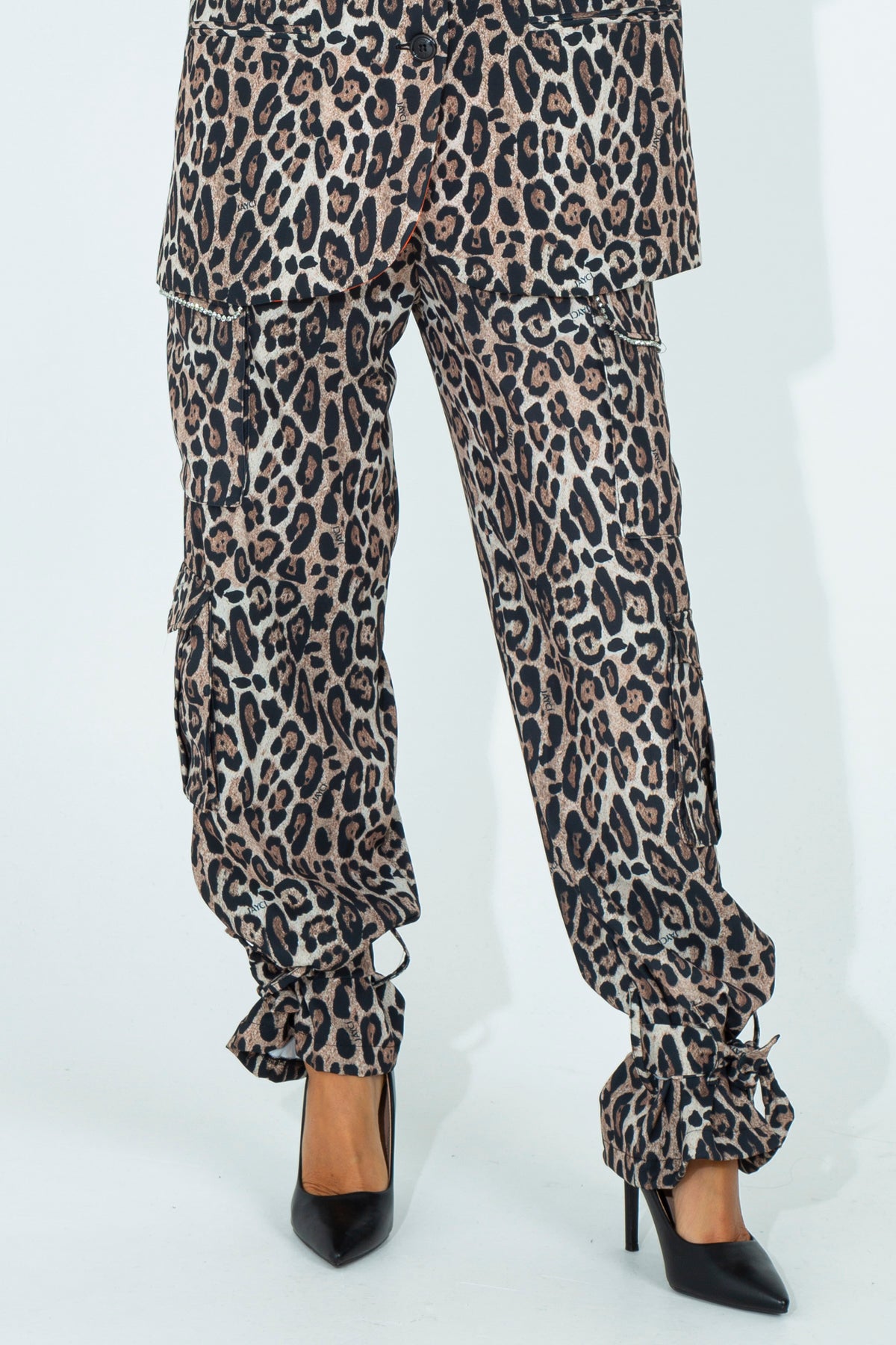 Pantalone animalier con dettaglio su caviglia