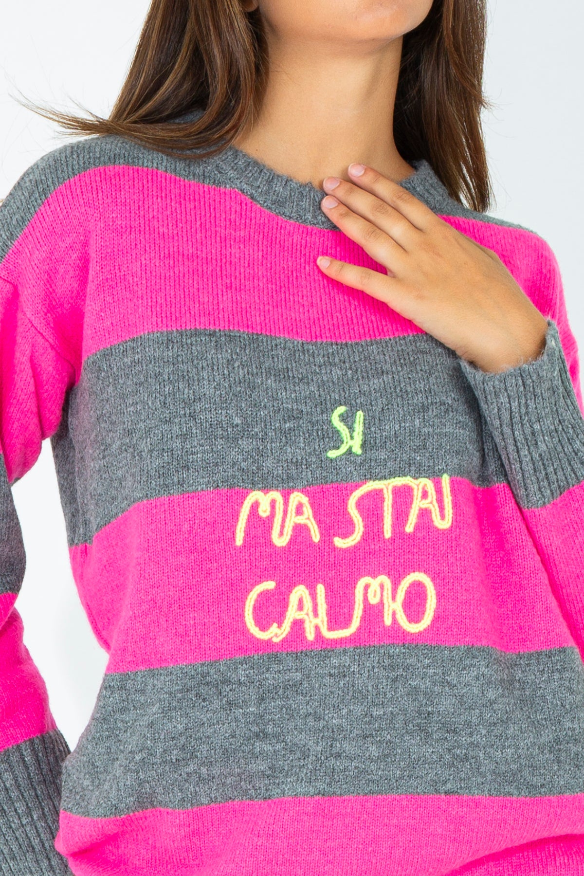 Maglia a righe con frase ricamata