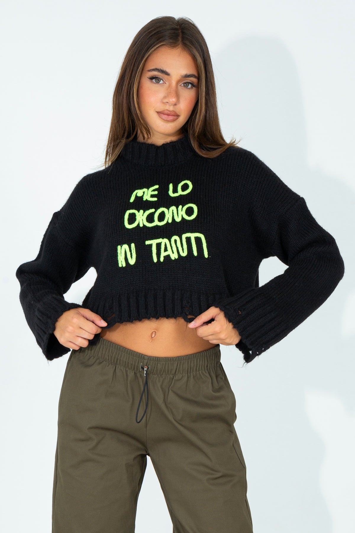 Maglia crop con frase ricamata