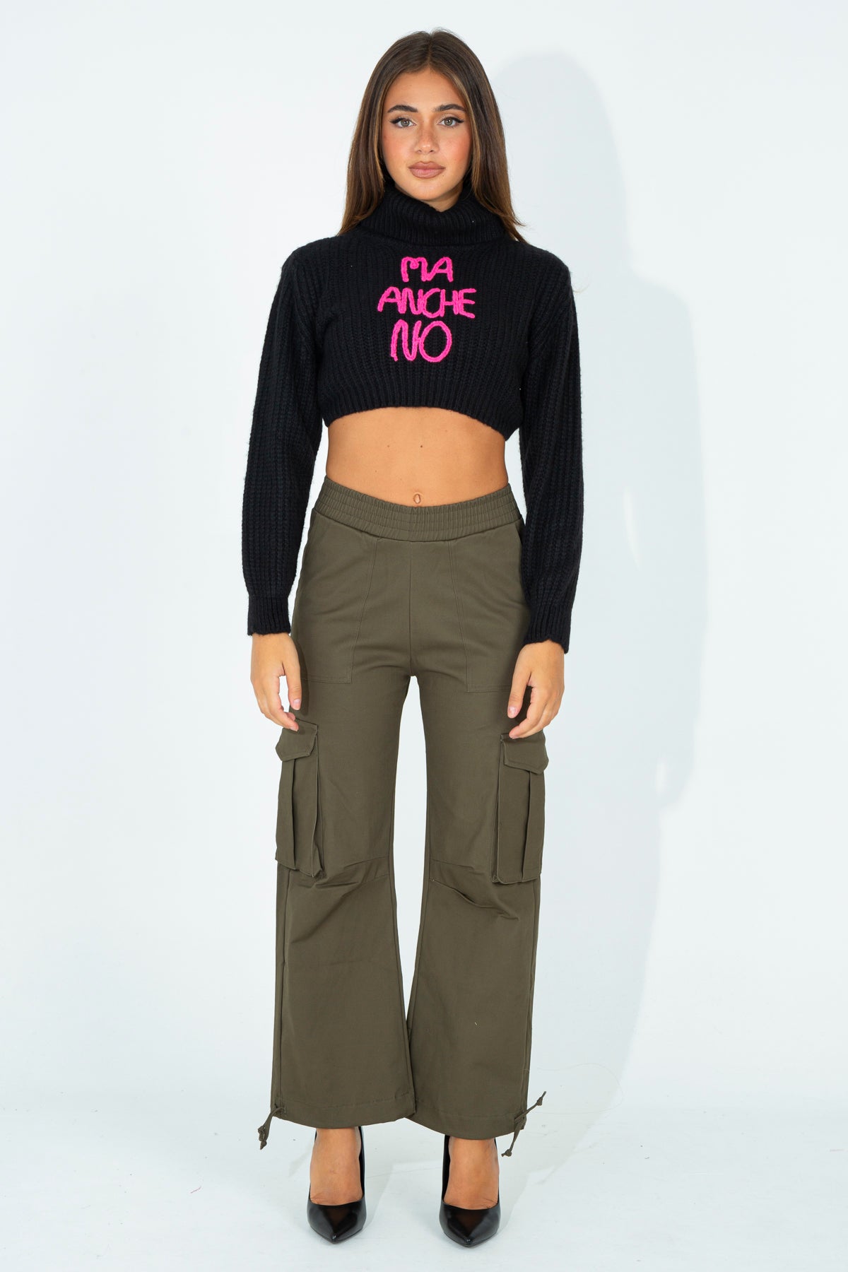 Maglia lupetto crop con frase ricamata