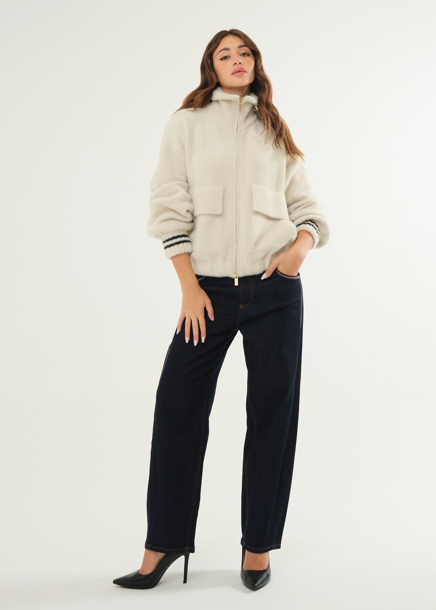 Jeans a gambe ampie con ricamo posteriore