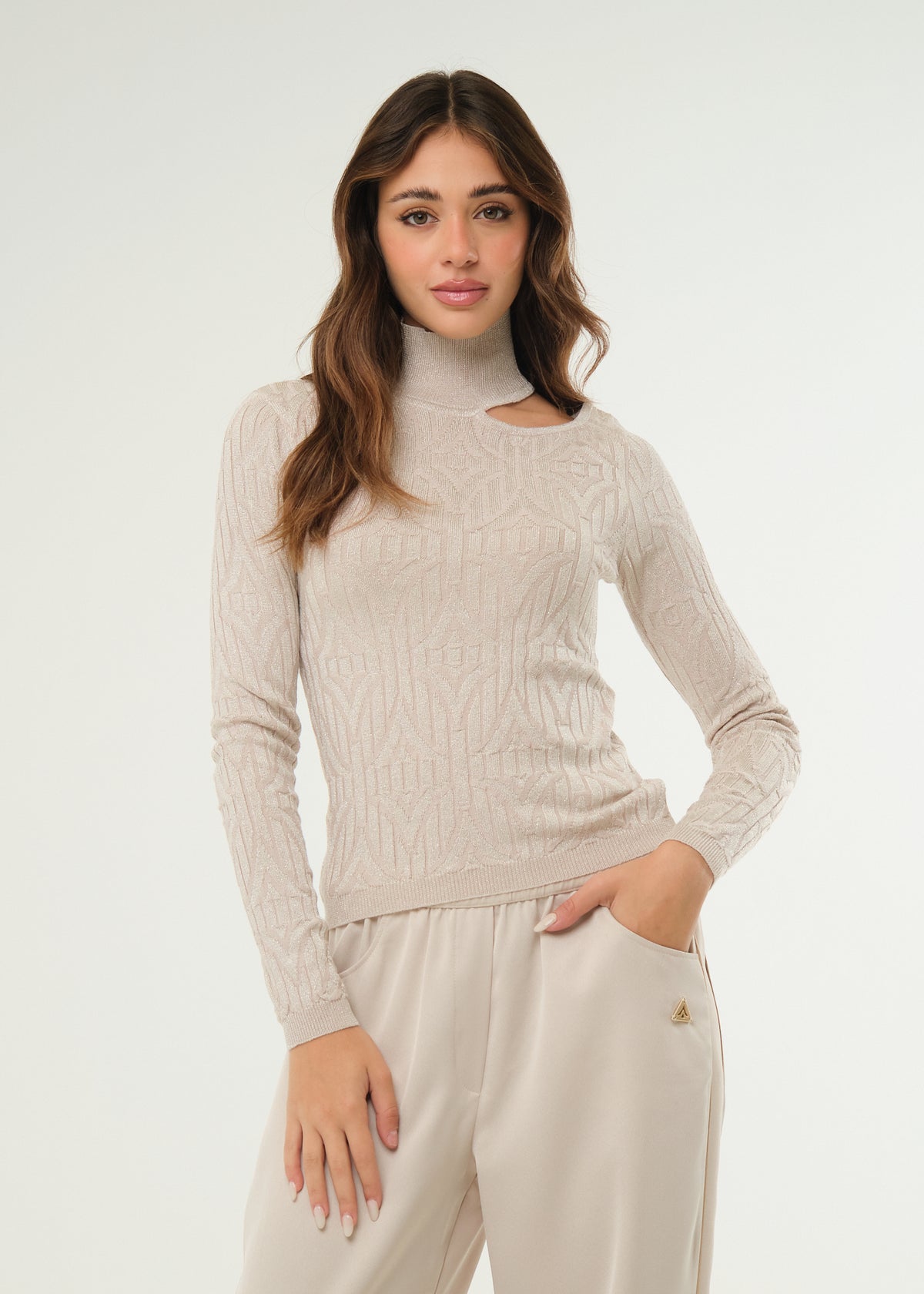 Maglia dolcevita con cut out su spalla