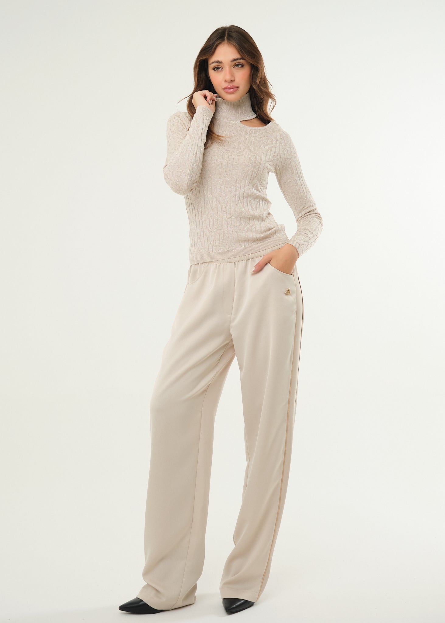 Maglia dolcevita con cut out su spalla