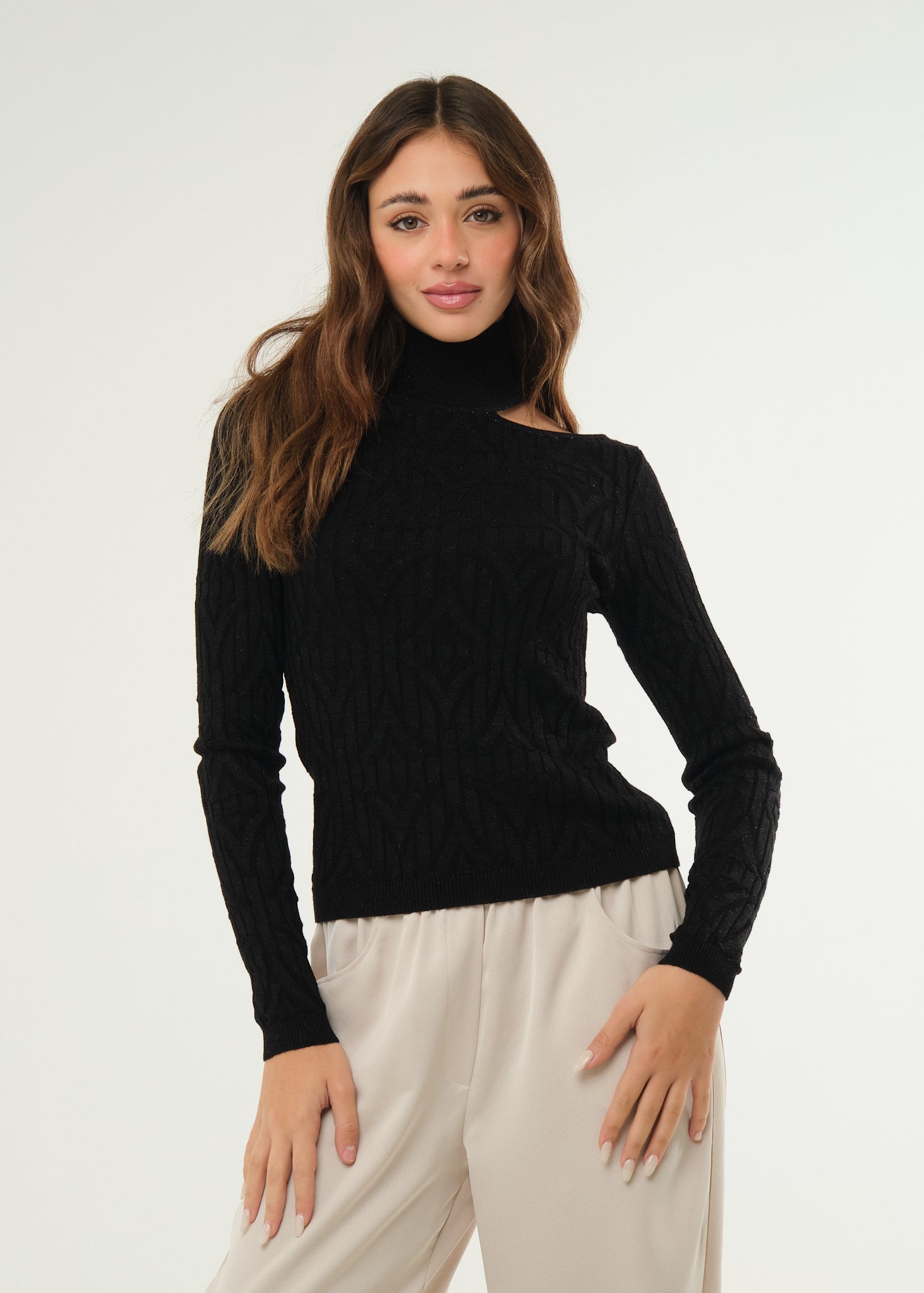 Maglia dolcevita con cut out su spalla