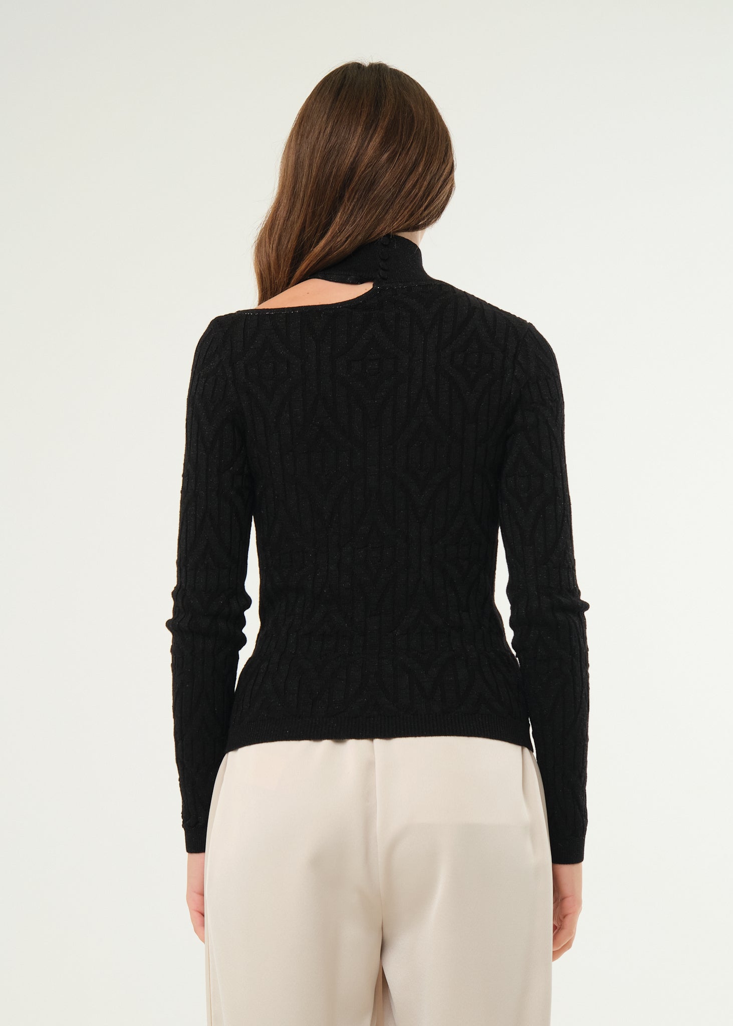 Maglia dolcevita con cut out su spalla