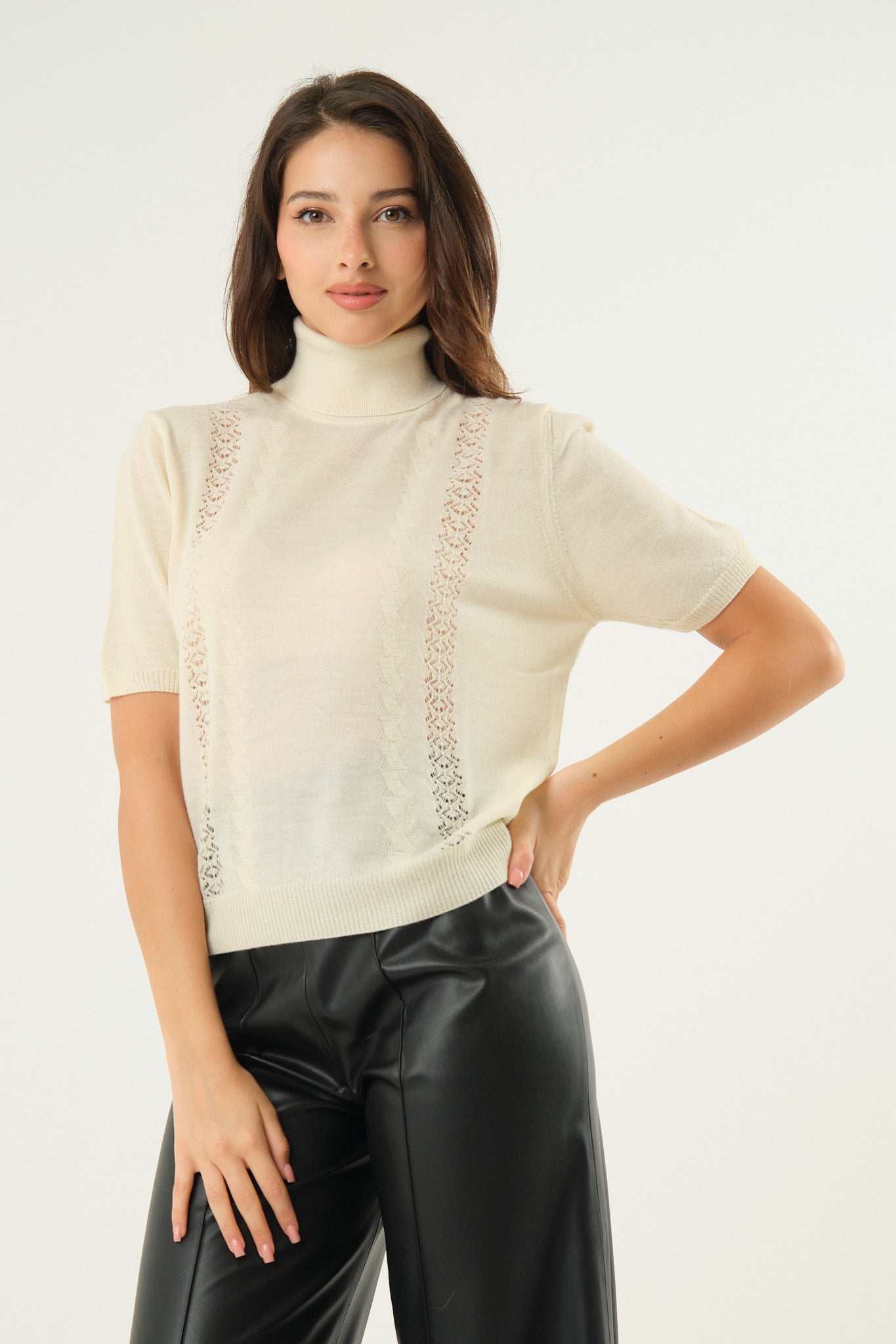 Maglia collo alto e mezze maniche