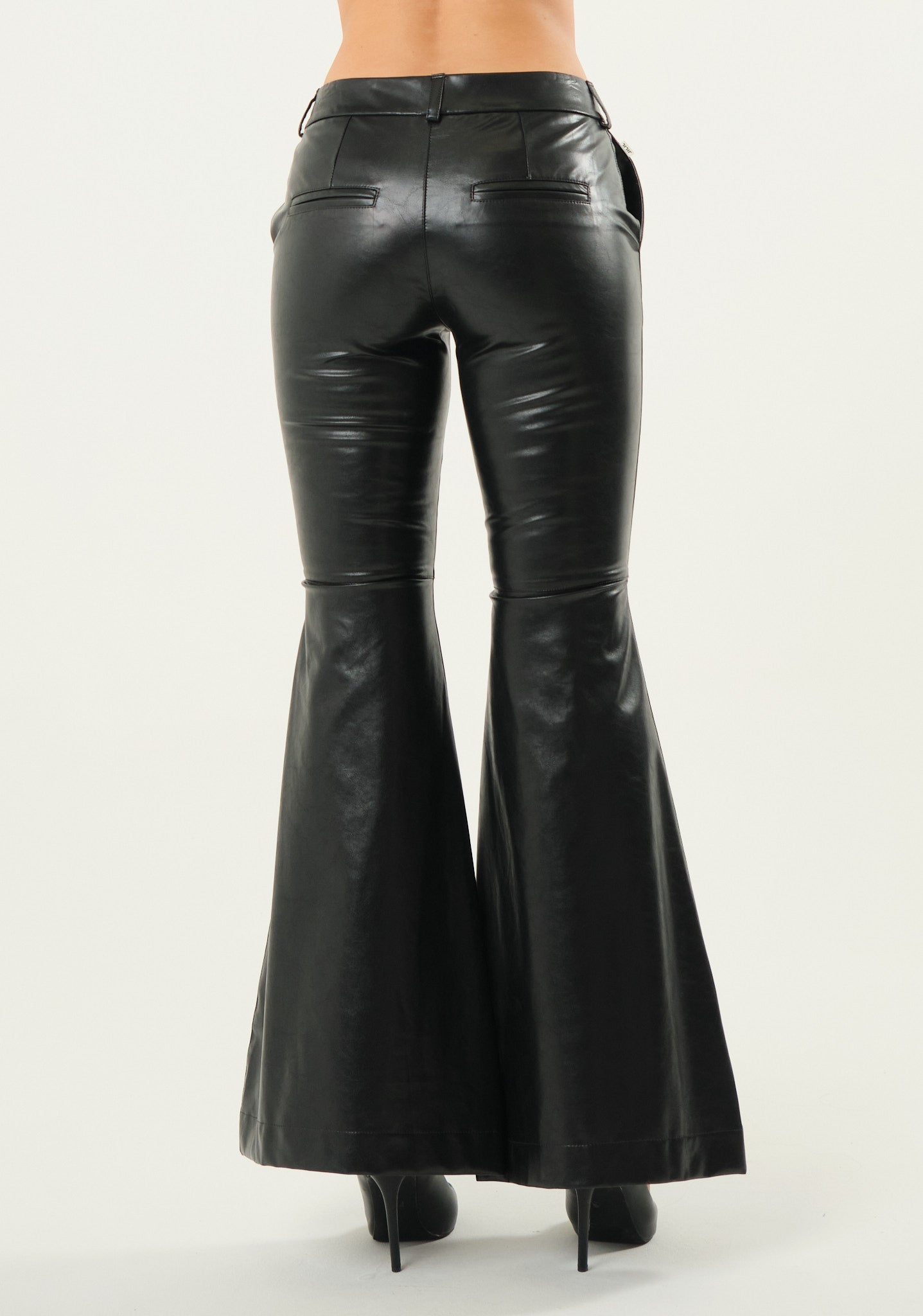 Pantalone in ecopelle effetto bagnato