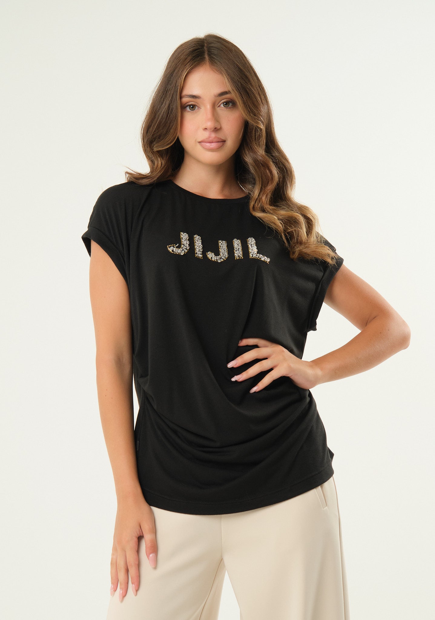 T-shirt in viscosa con applicazioni preziose