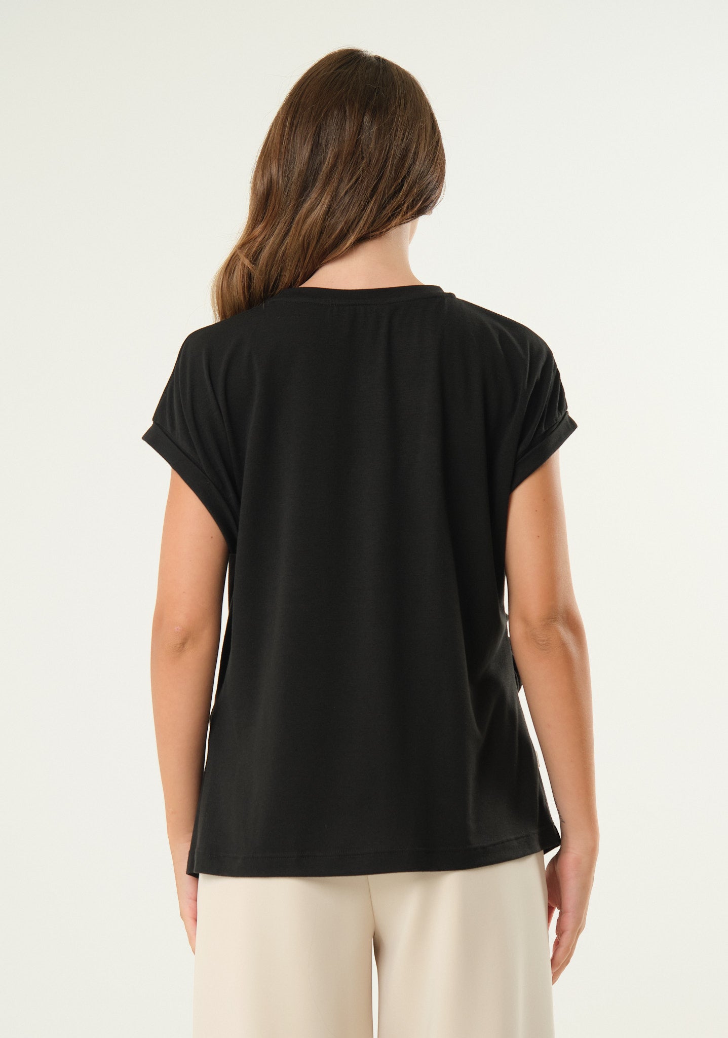 T-shirt in viscosa con applicazioni preziose