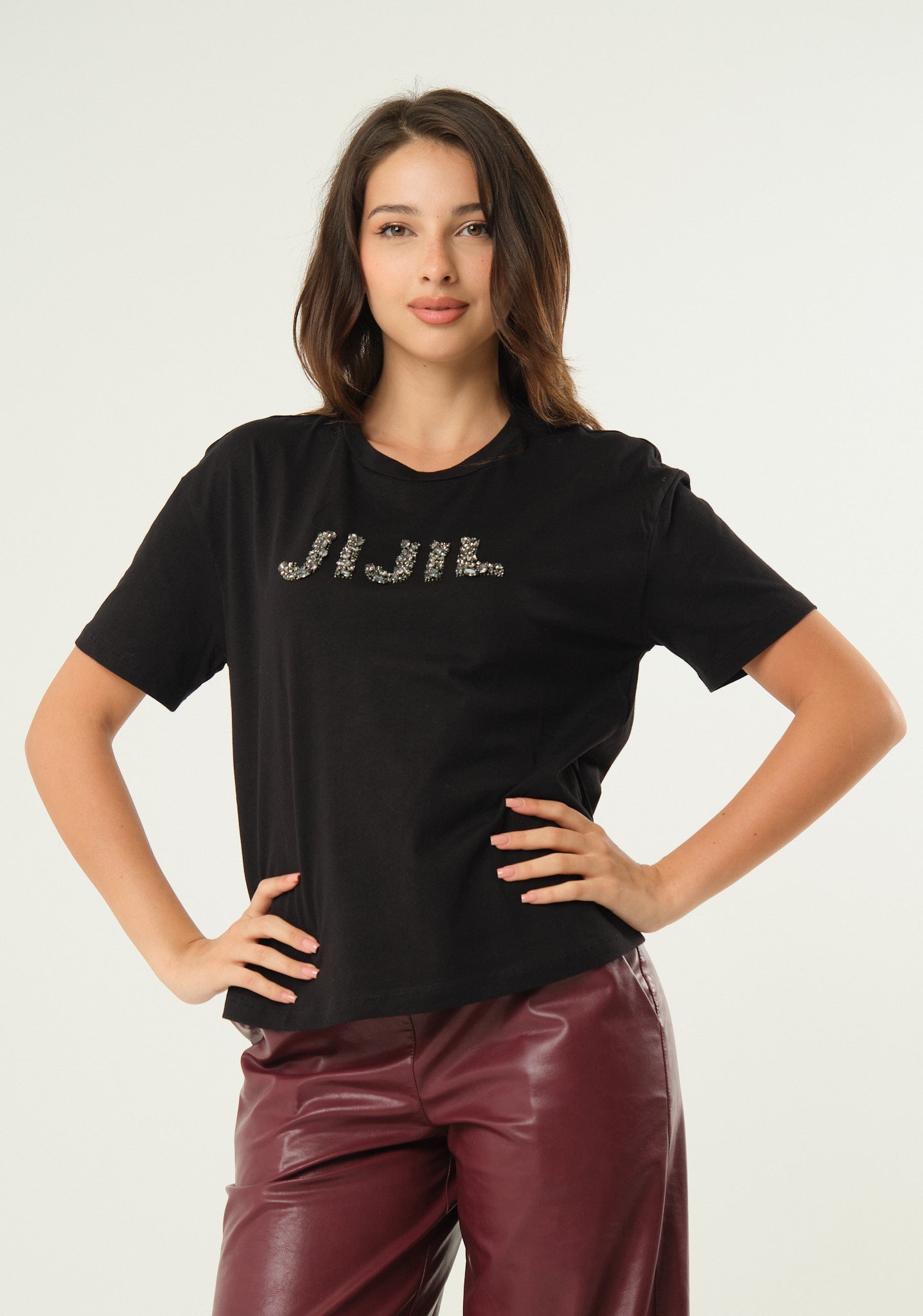 T-shirt dritta con applicazioni preziose frontali