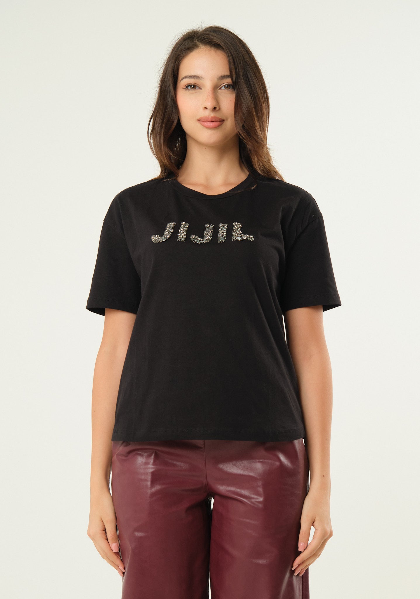 T-shirt dritta con applicazioni preziose frontali