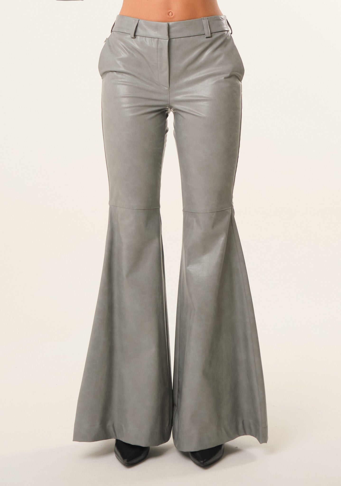 Pantalone in ecopelle effetto bagnato