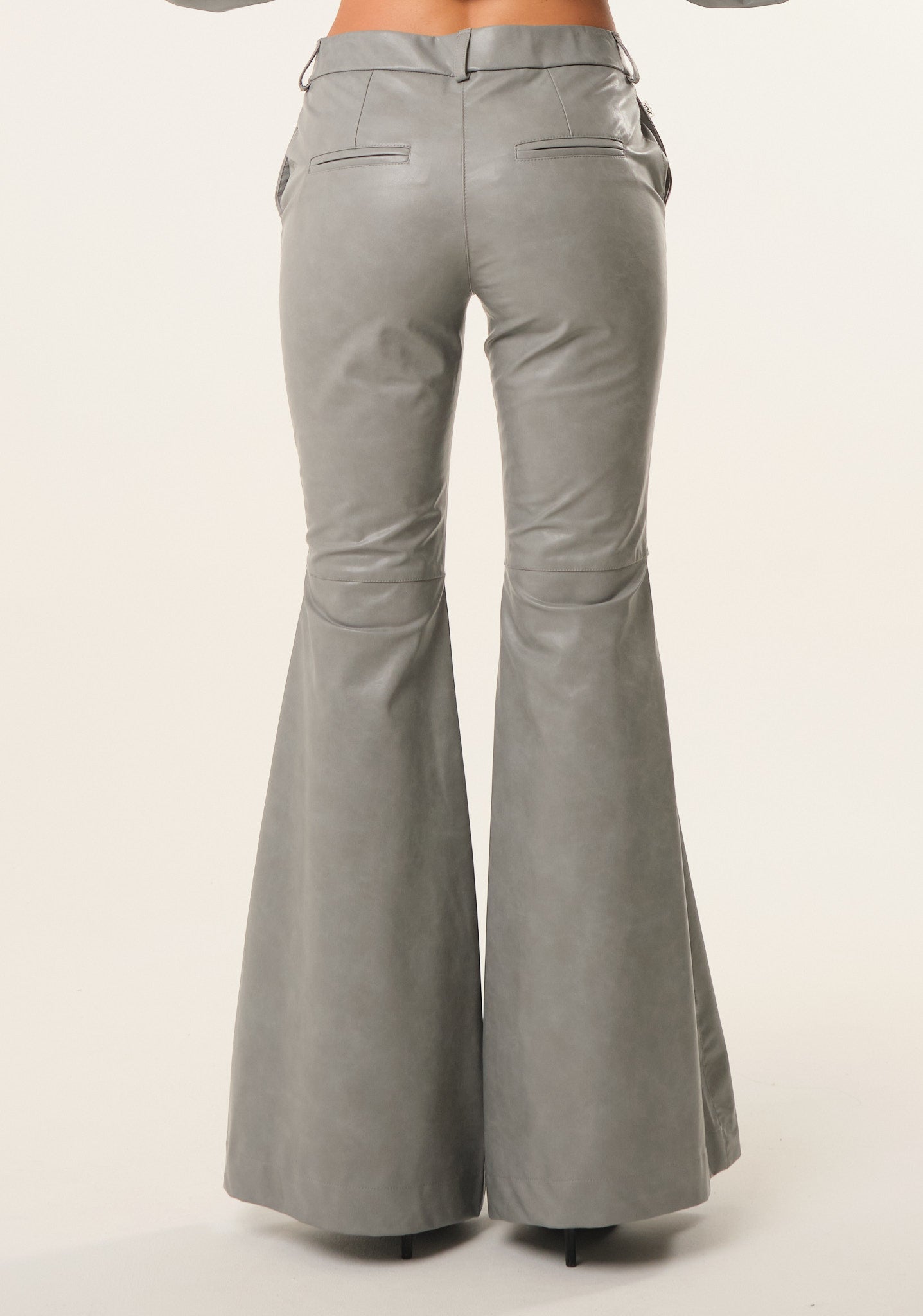 Pantalone in ecopelle effetto bagnato