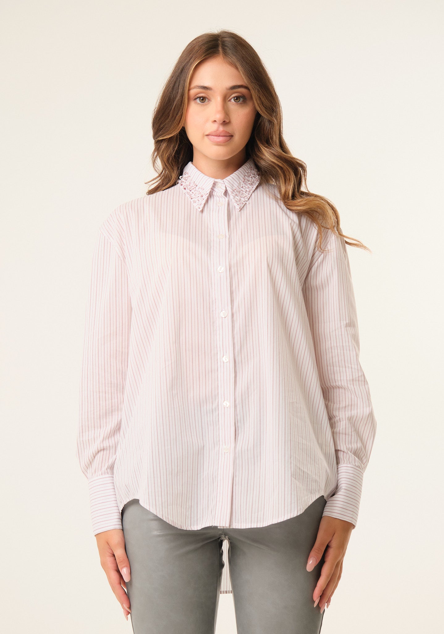 Camicia a righe con applicazioni