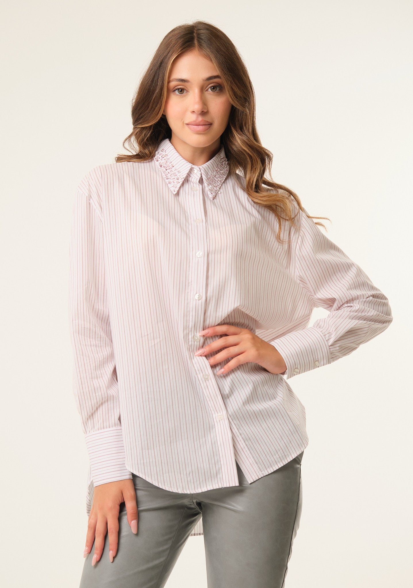 Camicia a righe con applicazioni